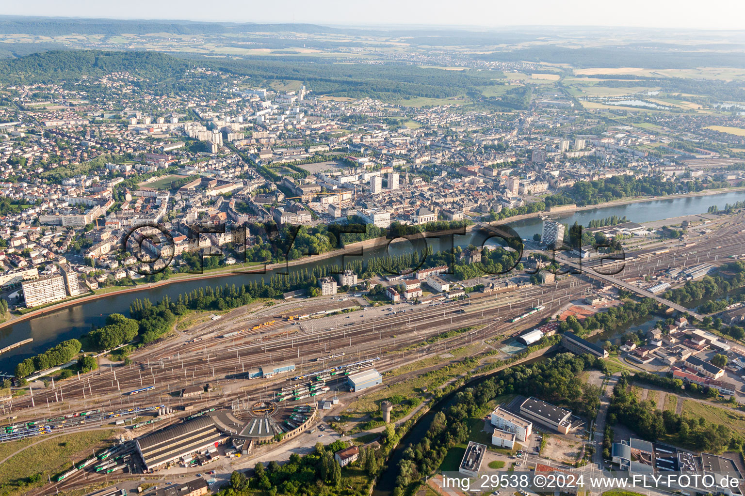 Vue aérienne de Lignes de rail et de voies sur les voies d'évitement et de manœuvres de la gare de triage et de fret des chemins de fer français sur la Moselle à Thionville à Yutz dans le département Moselle, France