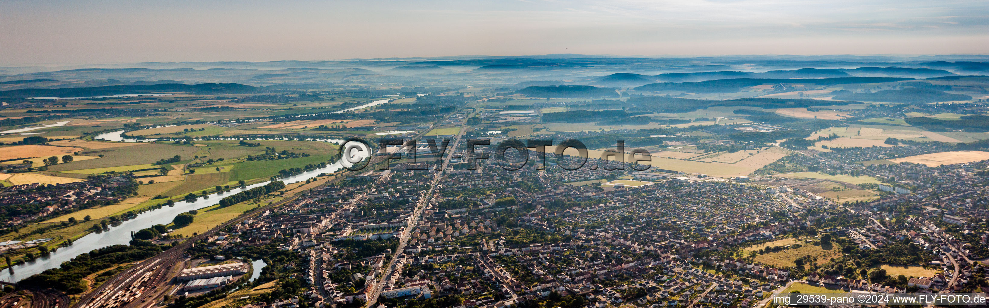 Vue aérienne de Panorama des berges de la Moselle à Yutz dans le département Moselle, France