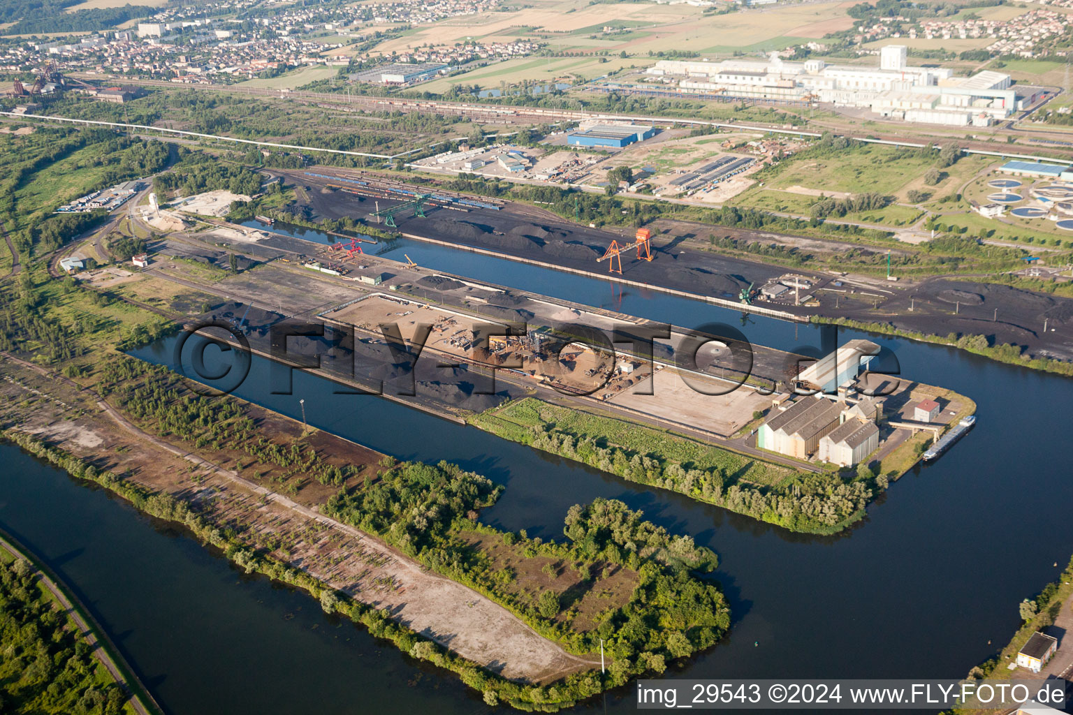 Vue aérienne de Port sur la Moselle à le quartier Sollac Ebange Elsa Sainte-Agathe in Florange dans le département Moselle, France