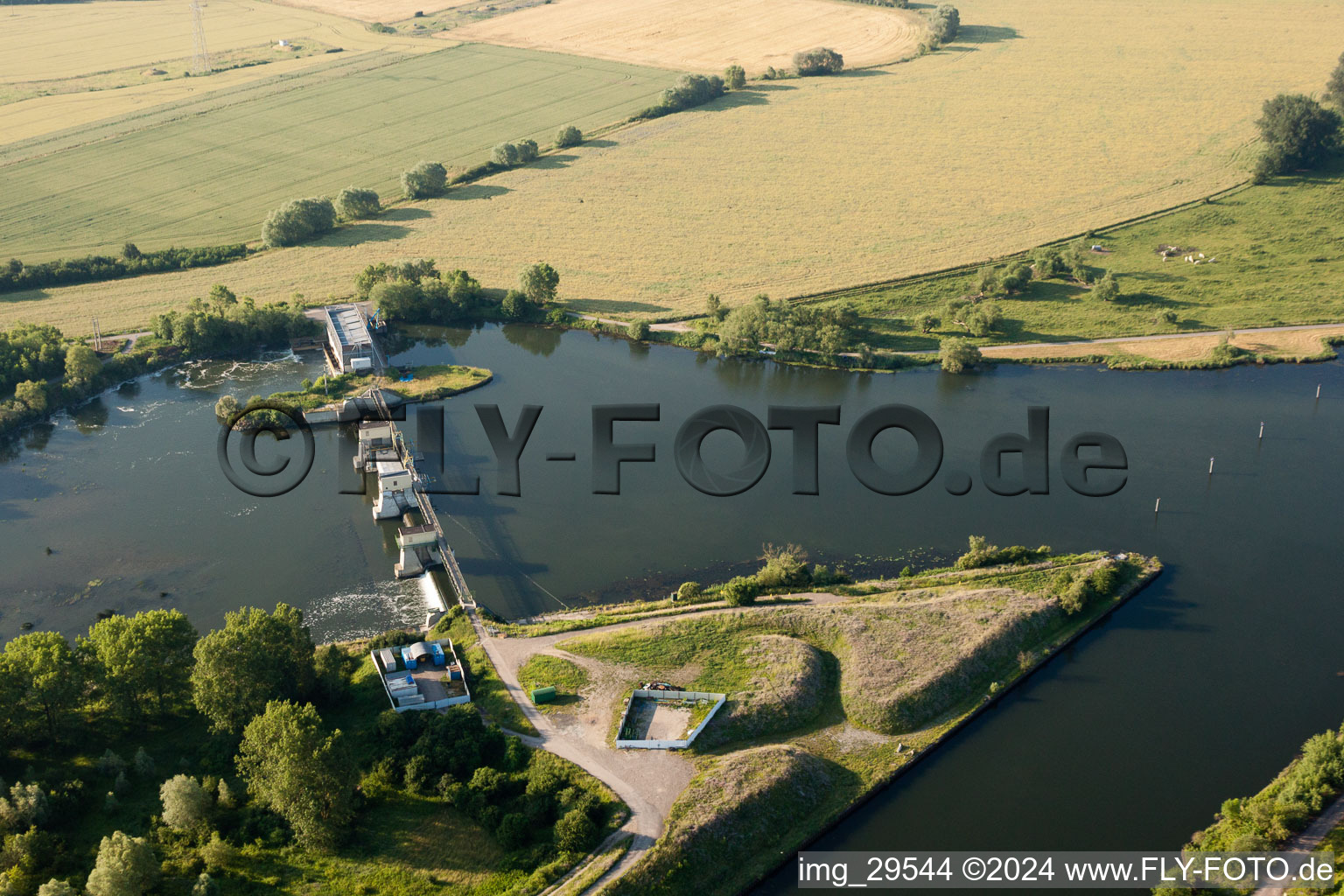 Vue aérienne de Écluse de la Moselle à Bertrange dans le département Moselle, France