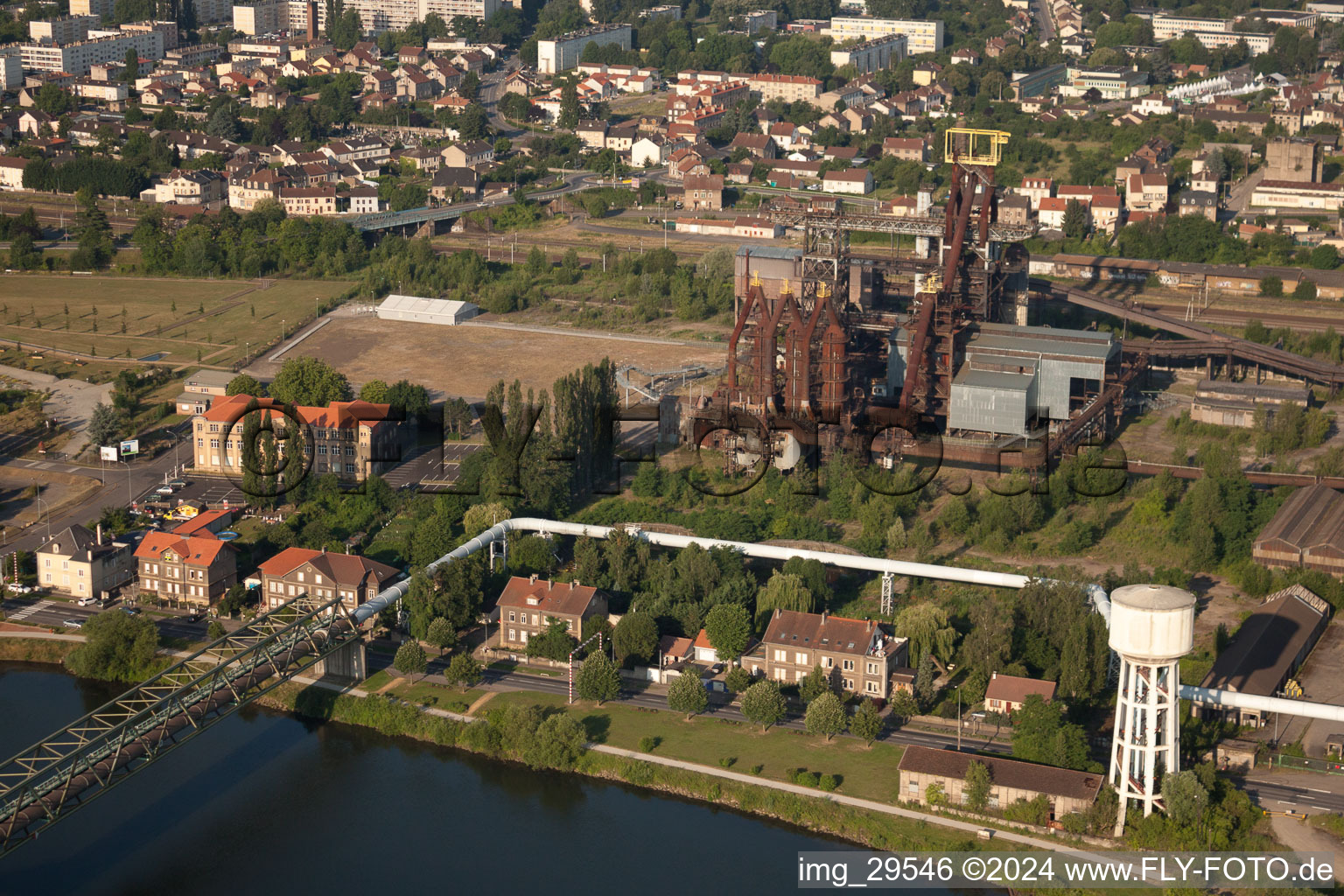 Vue aérienne de Salle événementielle U4 - Parc des Hauts Fourneaux sur un ancien site de hauts fourneaux au bord de la Moselle à Uckange dans le département Moselle, France