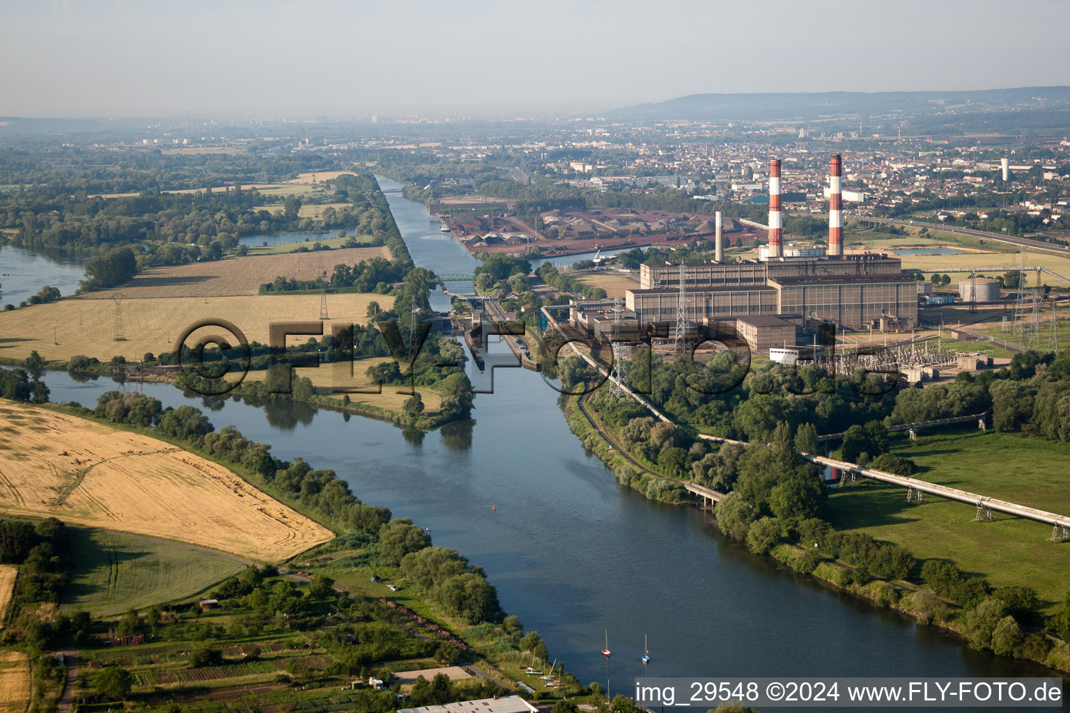 Vue aérienne de Centrale électrique sur la Moselle à Richemont dans le département Moselle, France