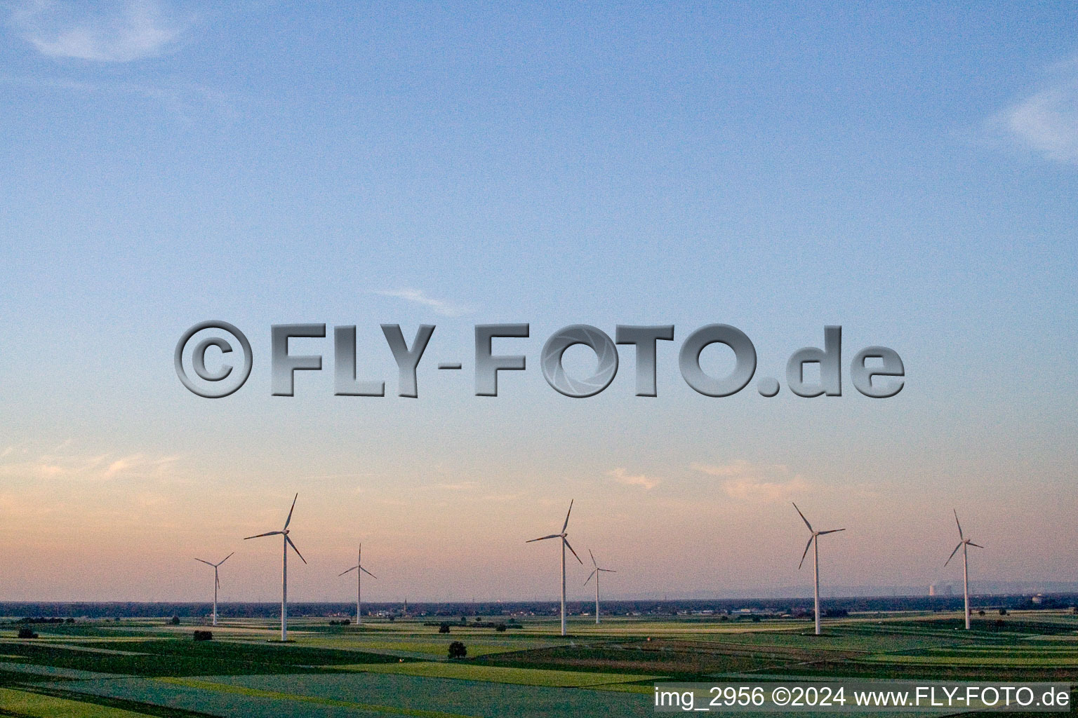 Vue aérienne de Eoliennes (WEA) - éoliennes - sur un champ Herxheimweyher à Herxheimweyher dans le département Rhénanie-Palatinat, Allemagne