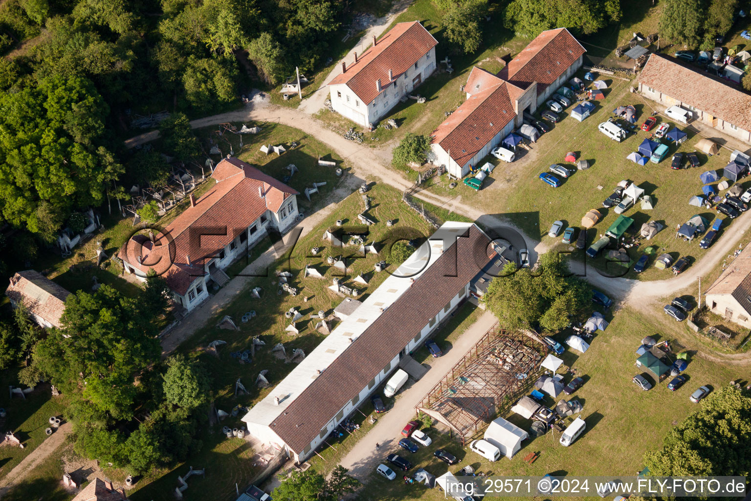 Vue aérienne de Participants à la formation sur la zone sportive de paintball Veckring à Veckring dans le département Moselle, France