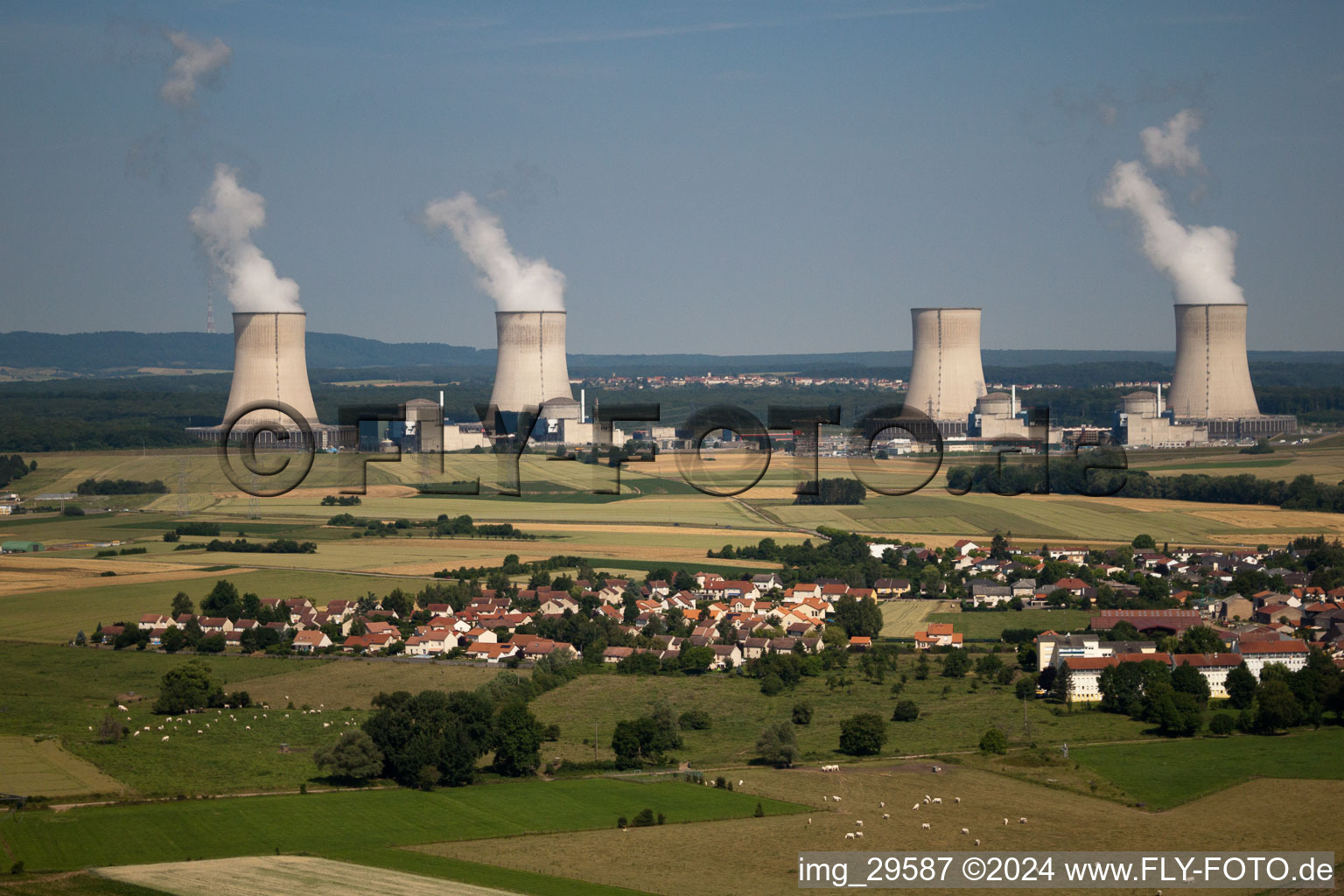 Vue aérienne de CNPE - Centre Nucléaire EDF à Cattenom dans le département Moselle, France