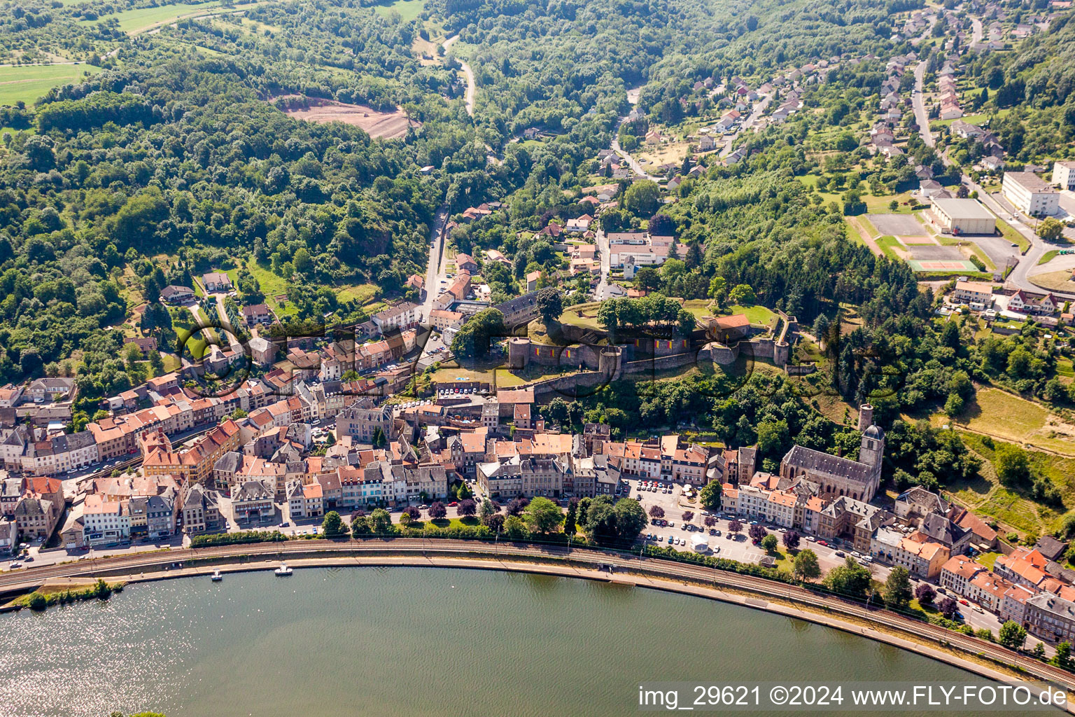 Vue aérienne de Centre du village avec ruines de la forteresse de Sierck au bord de la Moselle à Sierck-les-Bains dans le département Moselle, France