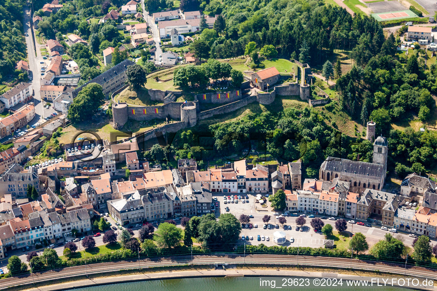 Vue aérienne de Centre du village avec ruines de la forteresse de Sierck au bord de la Moselle à Sierck-les-Bains dans le département Moselle, France