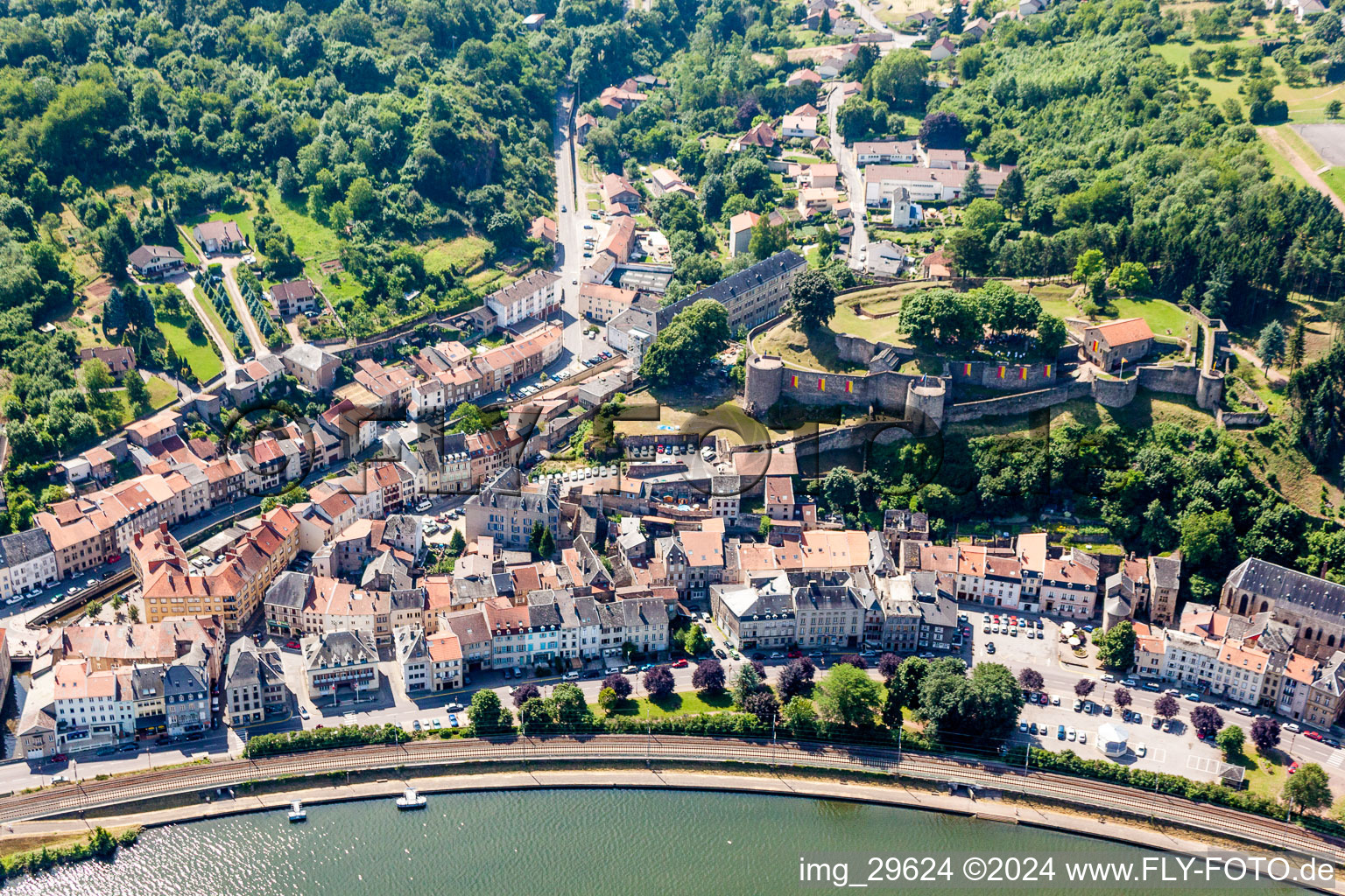 Photographie aérienne de Centre du village avec ruines de la forteresse de Sierck au bord de la Moselle à Sierck-les-Bains dans le département Moselle, France