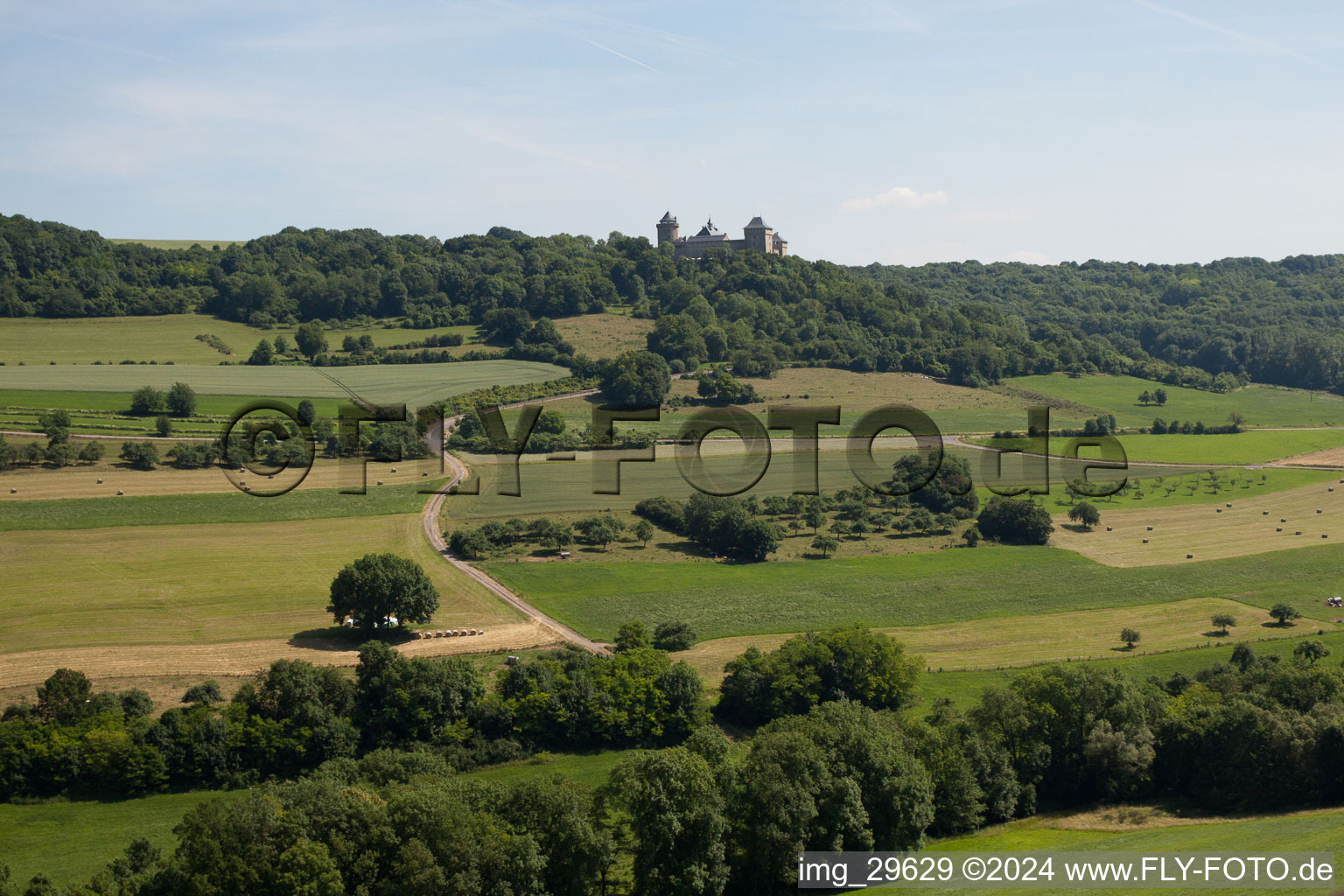 Vue aérienne de Château Mensberg à Manderen dans le département Moselle, France