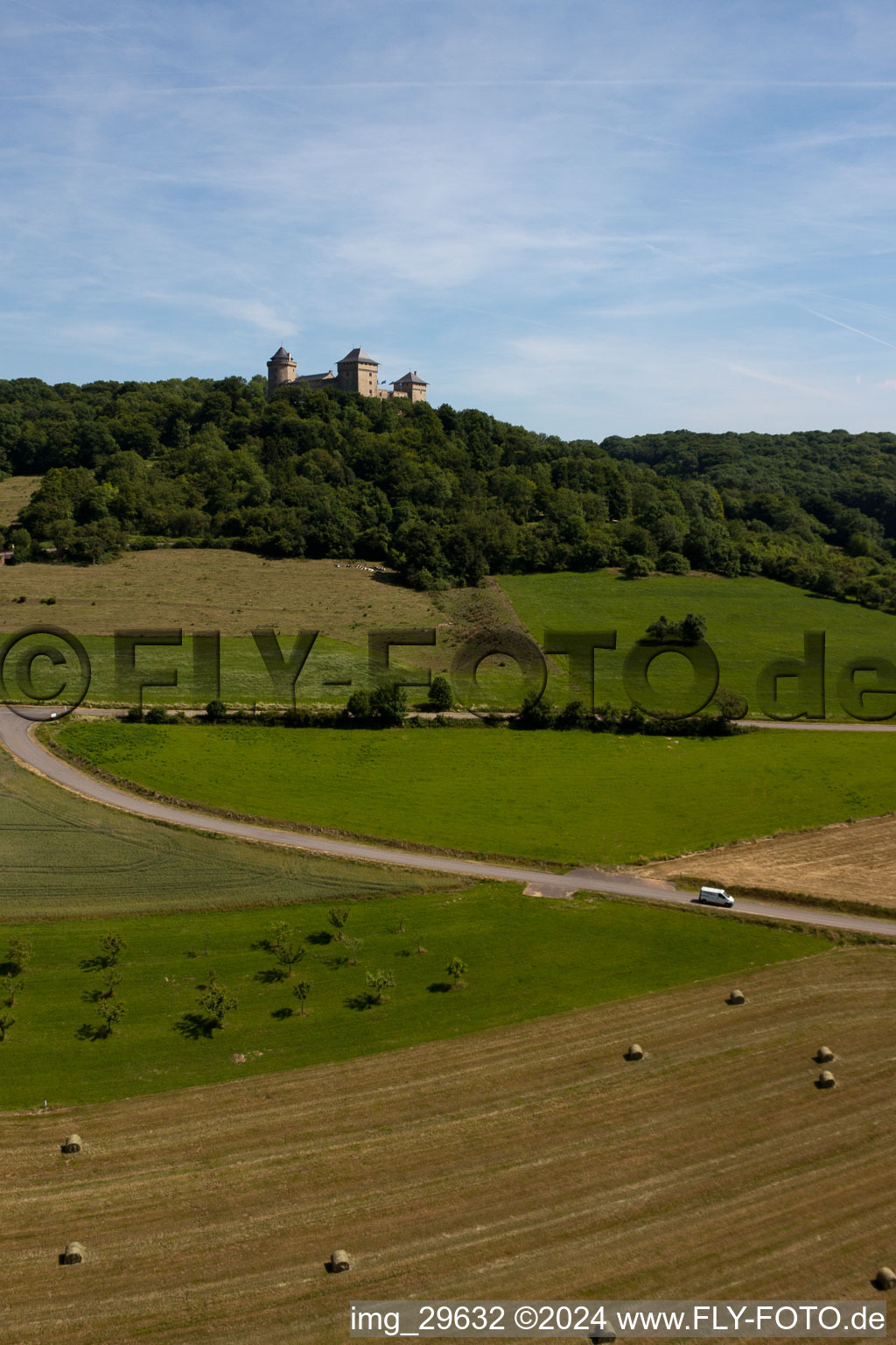 Vue aérienne de Château Mensberg à Manderen dans le département Moselle, France