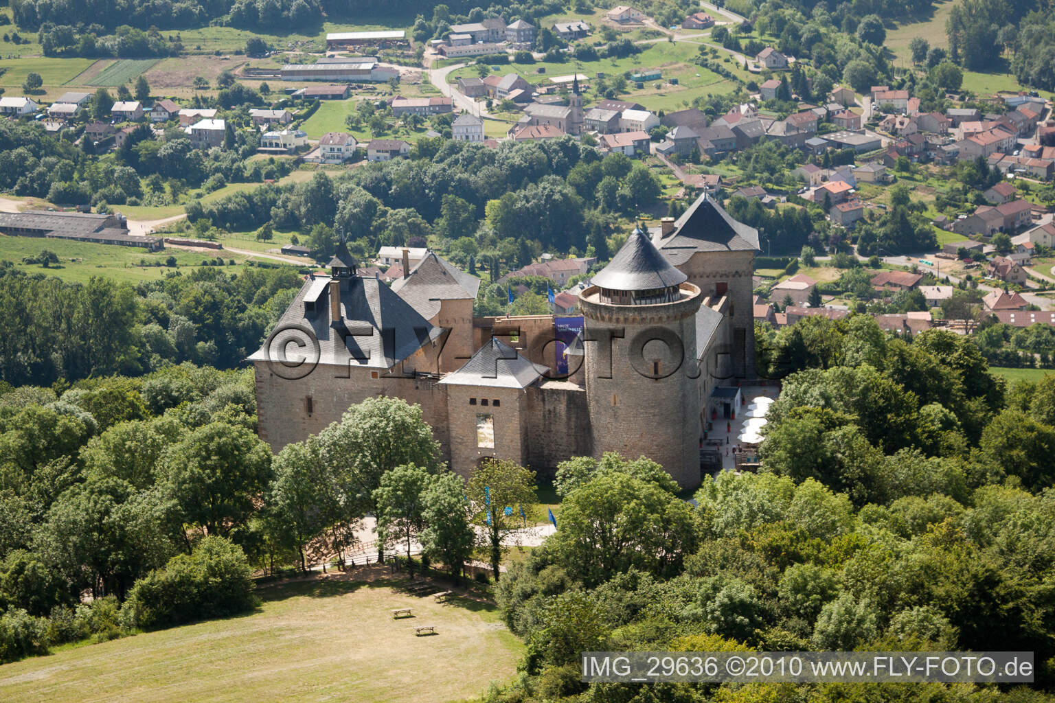 Vue oblique de Château Mensberg à Manderen dans le département Moselle, France