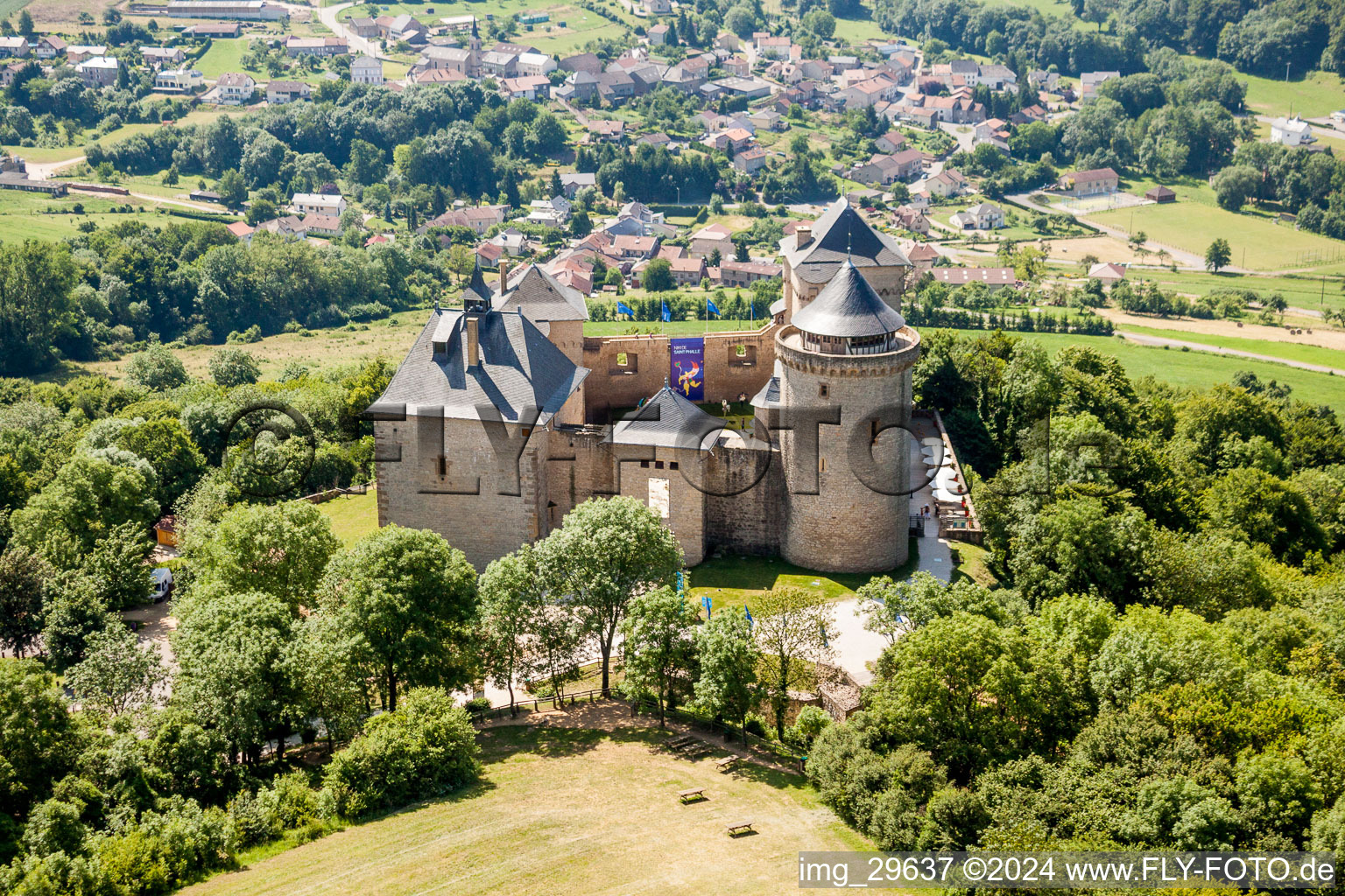 Vue aérienne de Ensemble châteaux du château de Malbrouck à Manderen dans le département Moselle, France