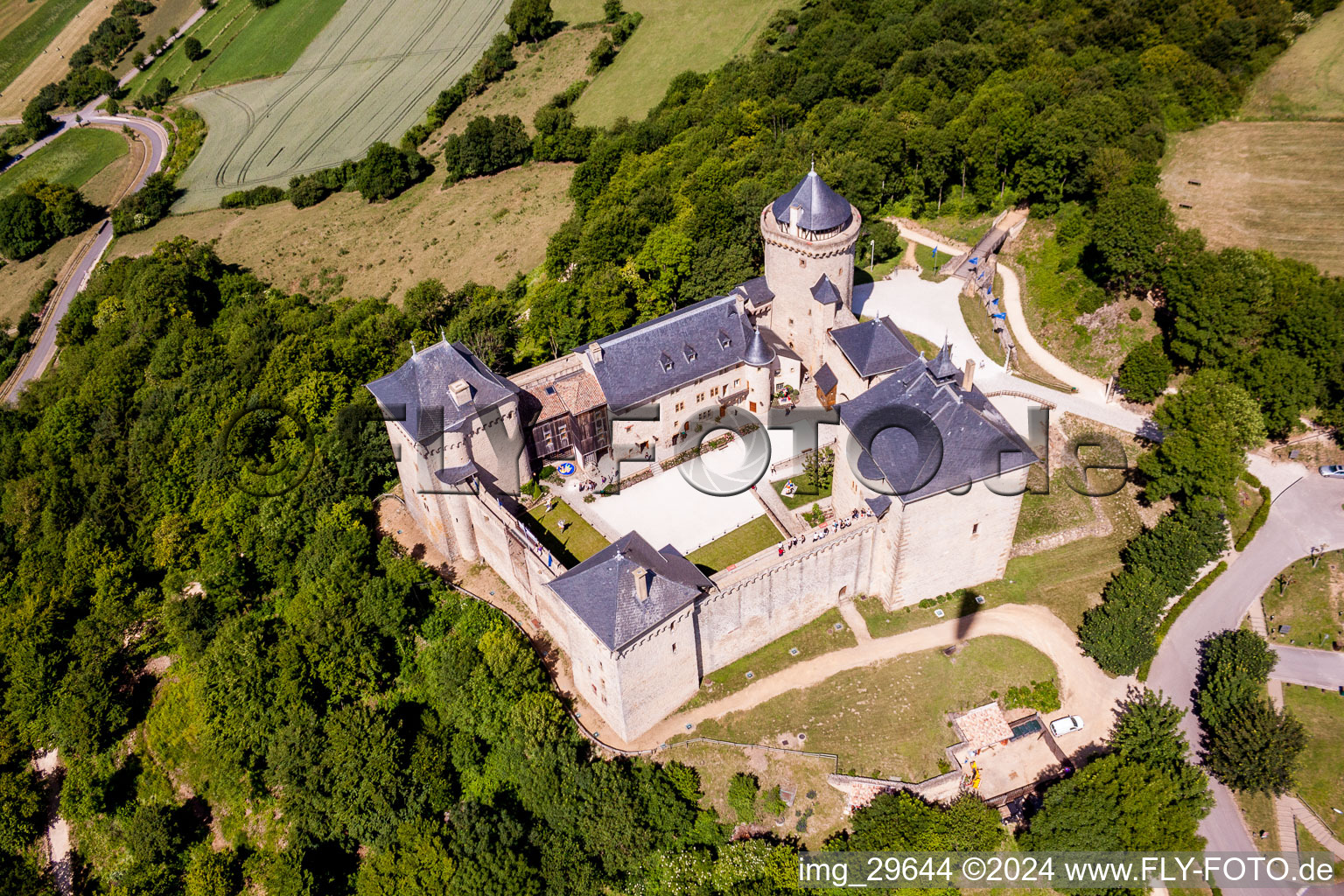Vue aérienne de Ensemble châteaux du château de Malbrouck à Manderen dans le département Moselle, France