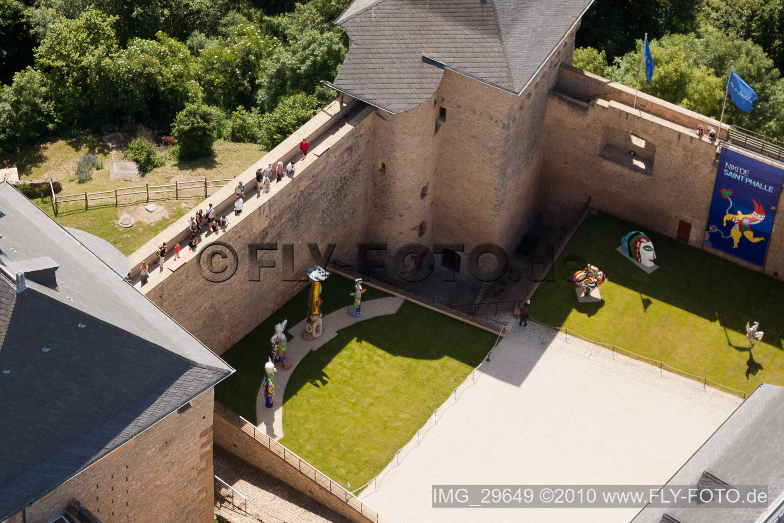 Vue aérienne de Château Mensberg, Expo. Nici Saint-Phalle à Manderen dans le département Moselle, France