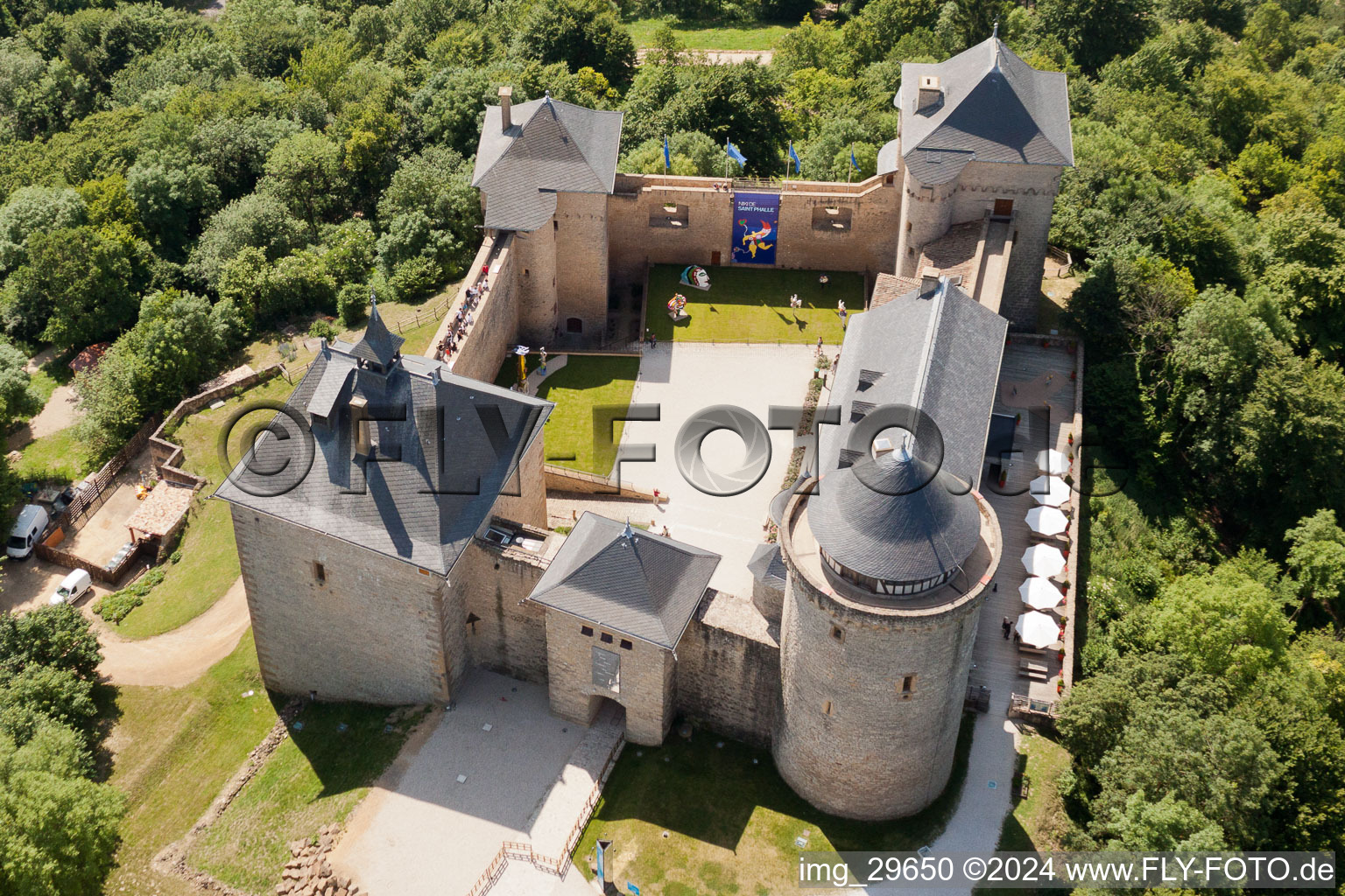 Vue aérienne de Ensemble châteaux du château de Malbrouck, initialement appelé Meinsberg. Des expositions comme « Niki Saint Phalle » sont régulièrement visibles sur le site culturel à Manderen dans le département Moselle, France