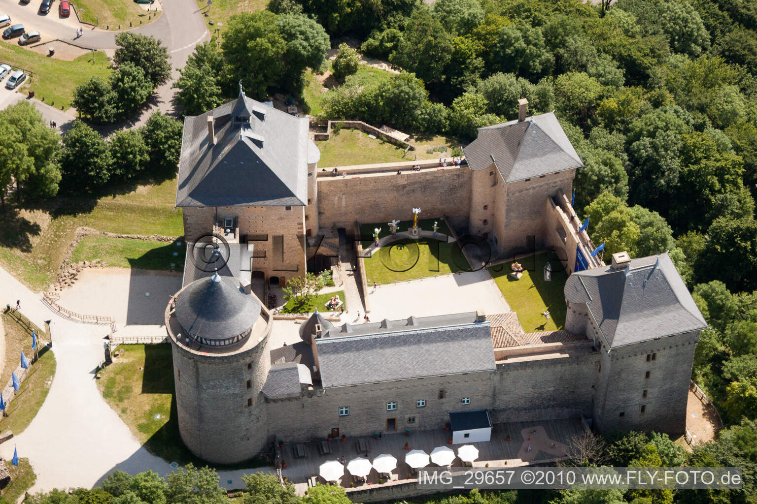 Photographie aérienne de Château Mensberg, Expo. Nici Saint-Phalle à Manderen dans le département Moselle, France