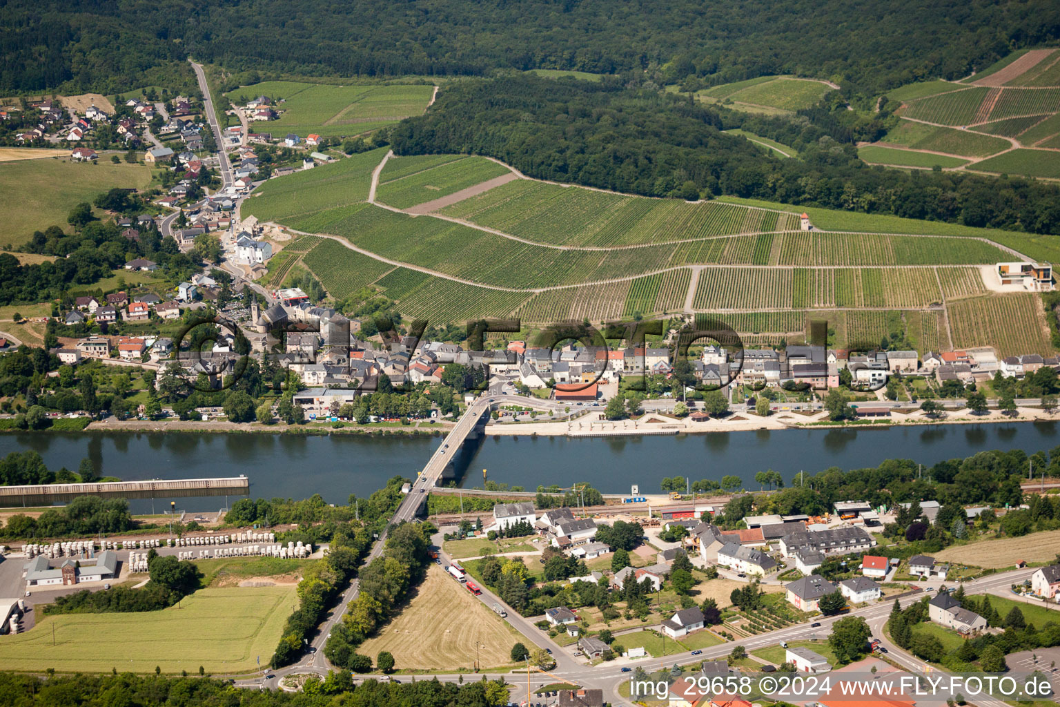 Vue aérienne de Pont de la Moselle vers Schengen à Schengen dans le département Remich, Luxembourg