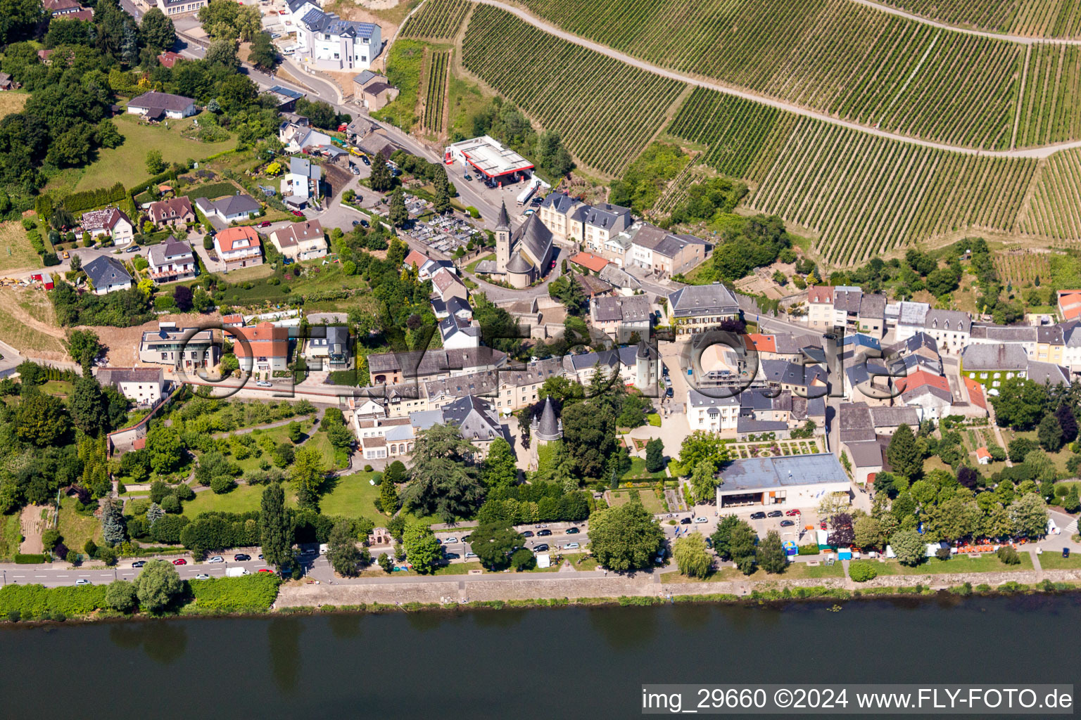 Vue aérienne de Village entre bords de Moselle et vignobles avec le Musée Europa Schengen à Grevenmacher à Schengen dans le département Greiwemacher, Luxembourg