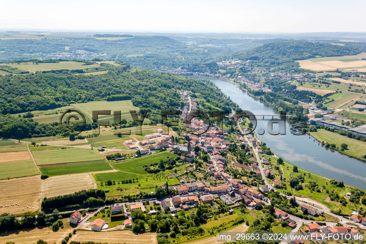 Vue aérienne de Les berges de la Moselle à Contz-les-Bains dans le département Moselle, France