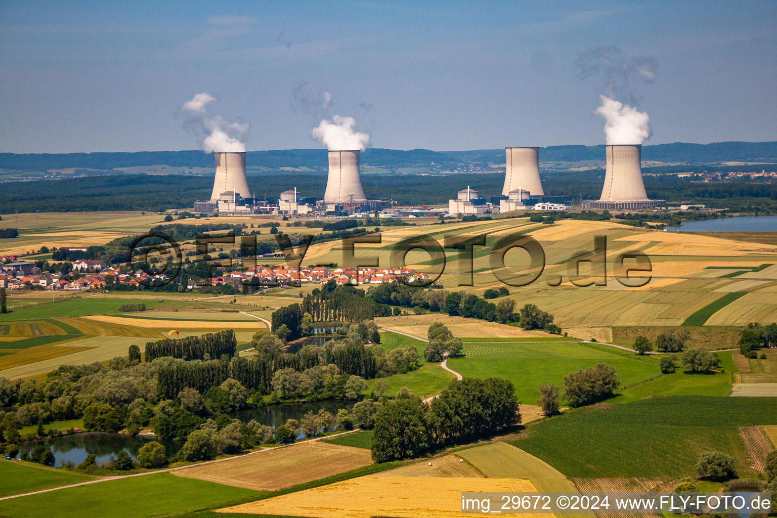 Vue aérienne de Blocs réacteurs, structures de tours de refroidissement et installations de la centrale nucléaire EDF - centrale nucléaire - centrale nucléaire à Cattenom dans le département Moselle, France