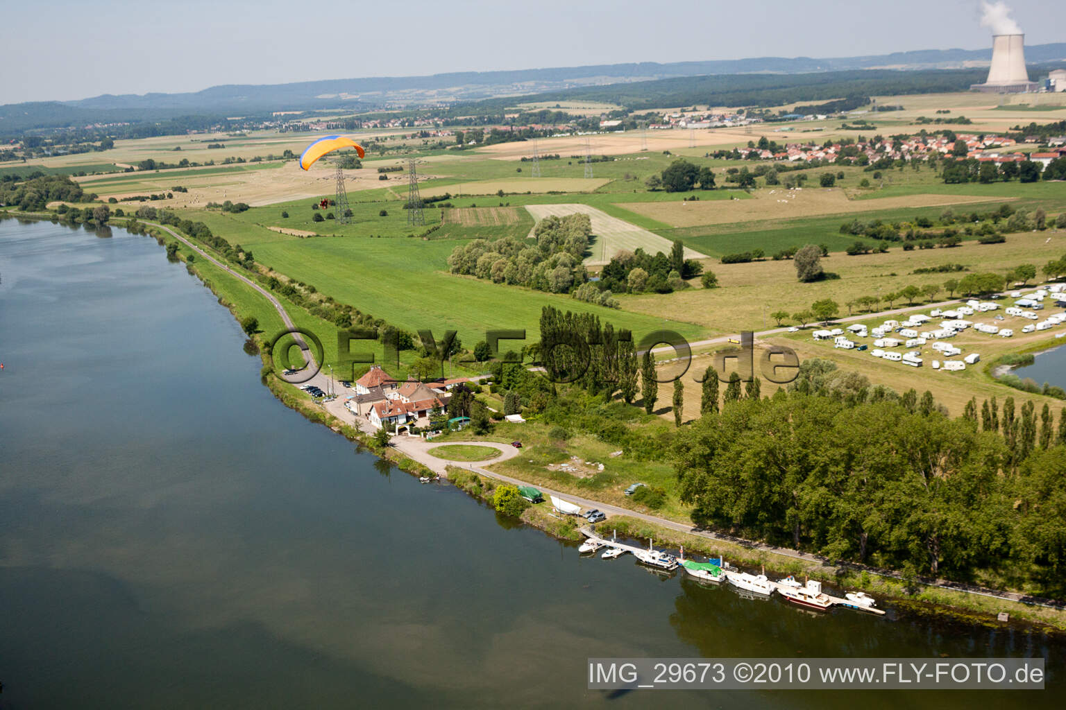Vue aérienne de Embarcadère des ferries de la Moselle à Kœnigsmacker dans le département Moselle, France
