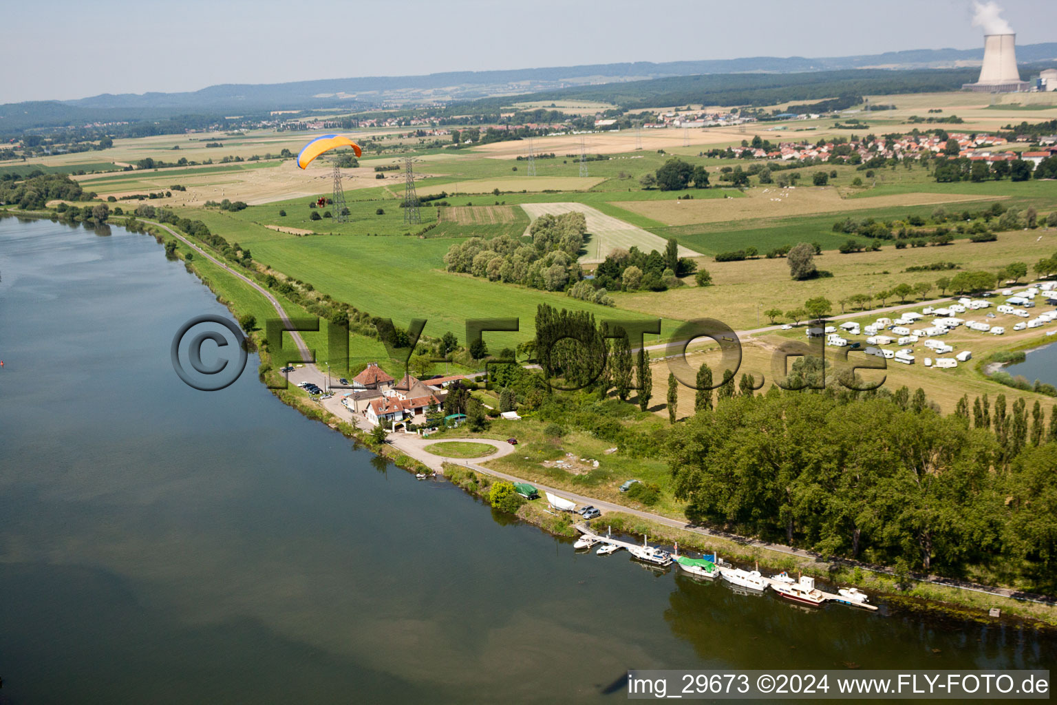 Vue aérienne de Embarcadère des ferries de la Moselle à Kœnigsmacker dans le département Moselle, France