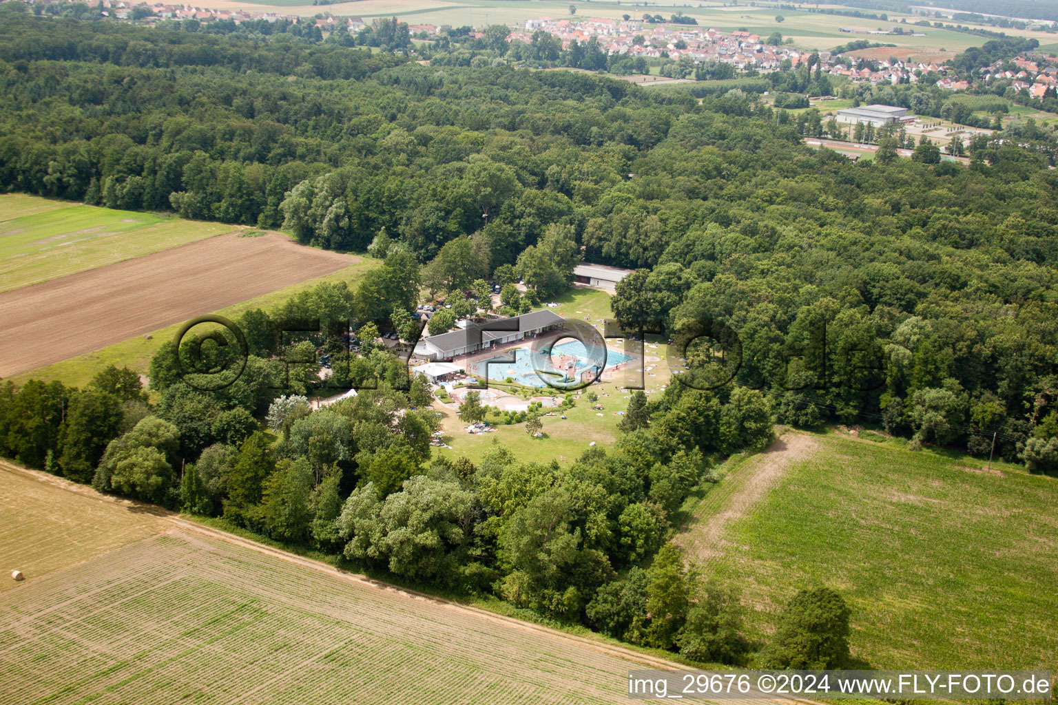 Vue aérienne de Piscine forestière à Kandel dans le département Rhénanie-Palatinat, Allemagne