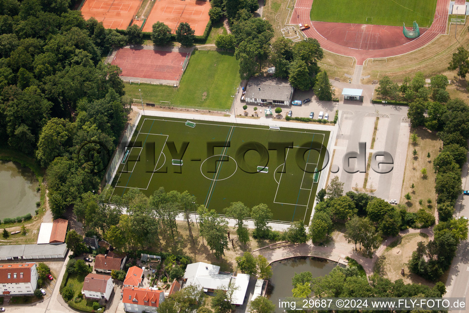 Vue aérienne de Terrain de football en gazon synthétique à Kandel dans le département Rhénanie-Palatinat, Allemagne