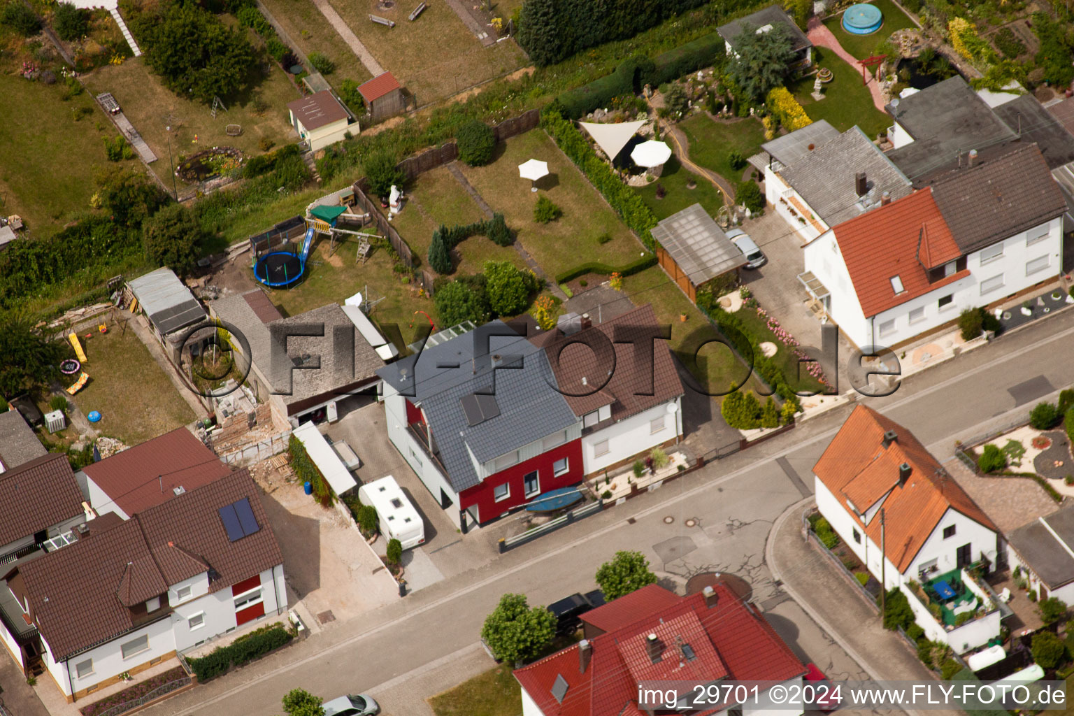 Vue oblique de Haardtstr à Kandel dans le département Rhénanie-Palatinat, Allemagne