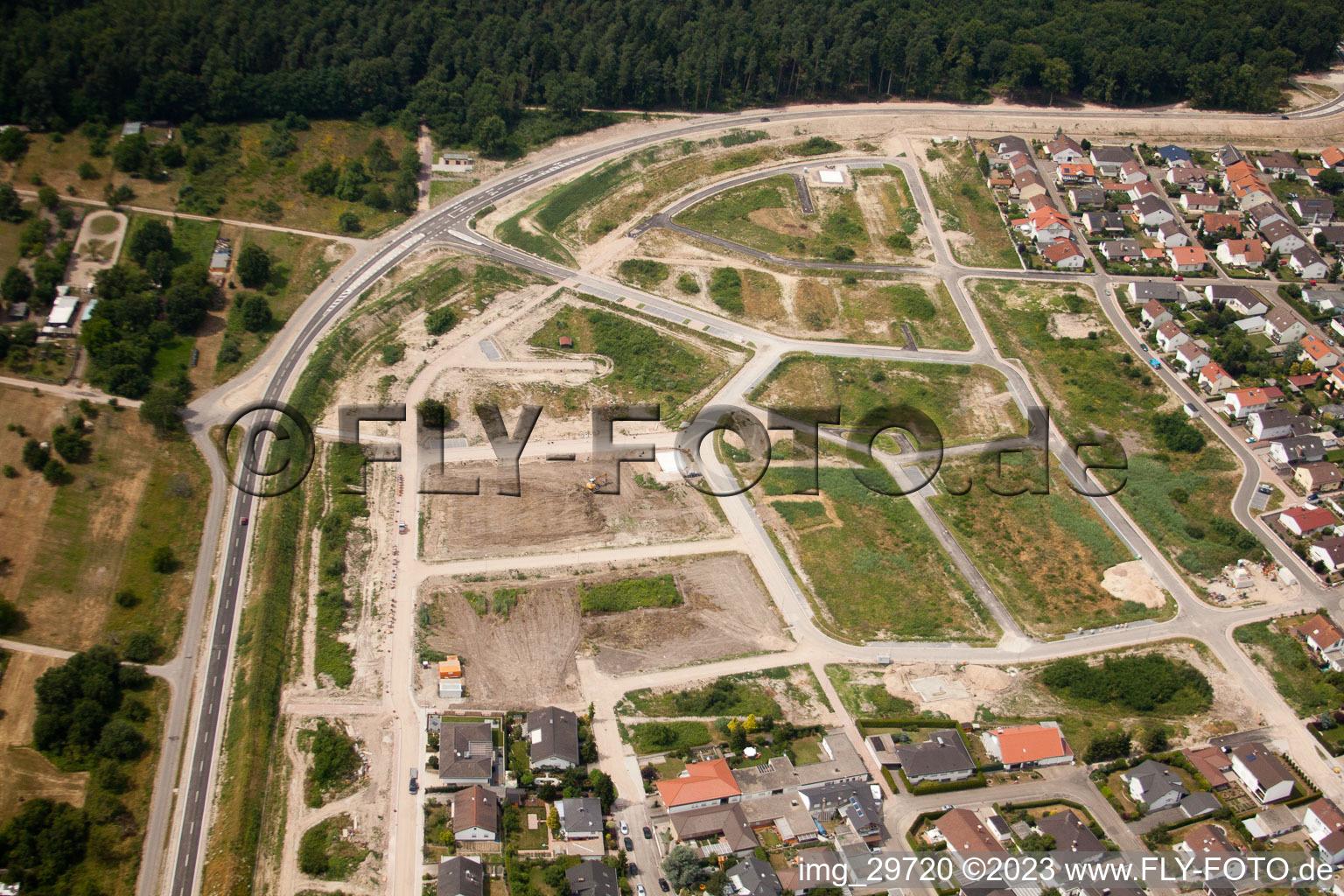 Nouvelle zone de développement ouest à Jockgrim dans le département Rhénanie-Palatinat, Allemagne d'un drone