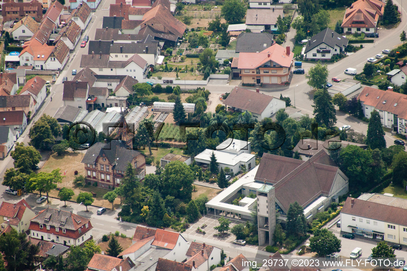 Vue aérienne de Mairie, église à Jockgrim dans le département Rhénanie-Palatinat, Allemagne