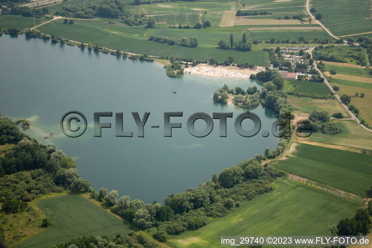 Vue aérienne de Plage au bord du lac de la carrière à Jockgrim dans le département Rhénanie-Palatinat, Allemagne