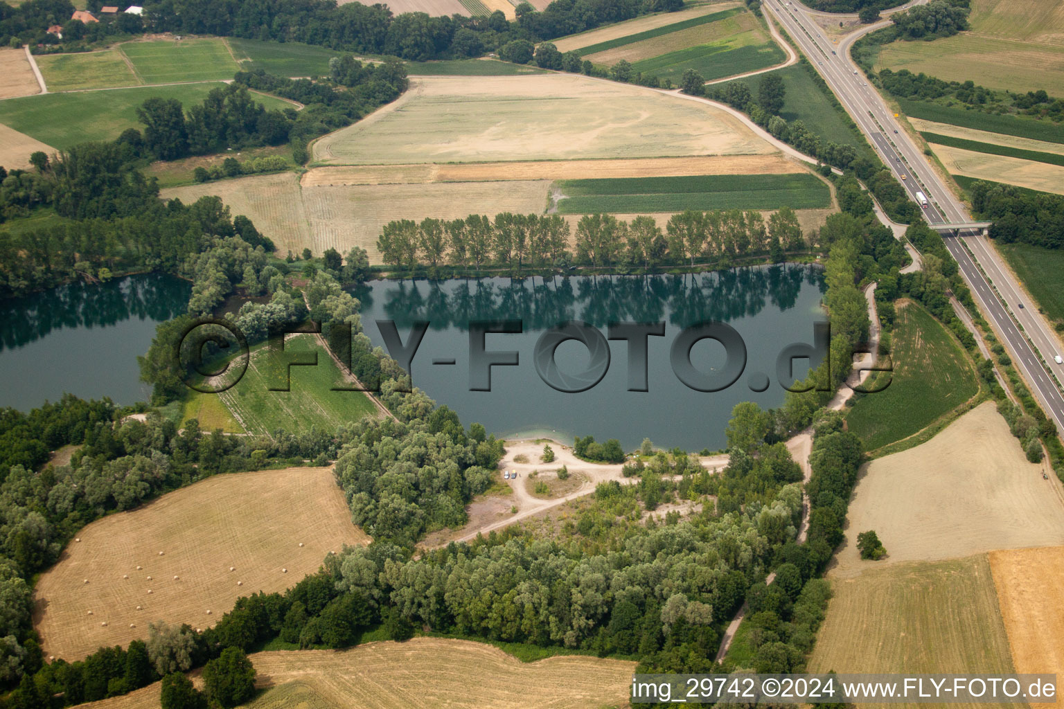 Vue aérienne de Lac Bagger sur la B9 à Rheinzabern dans le département Rhénanie-Palatinat, Allemagne