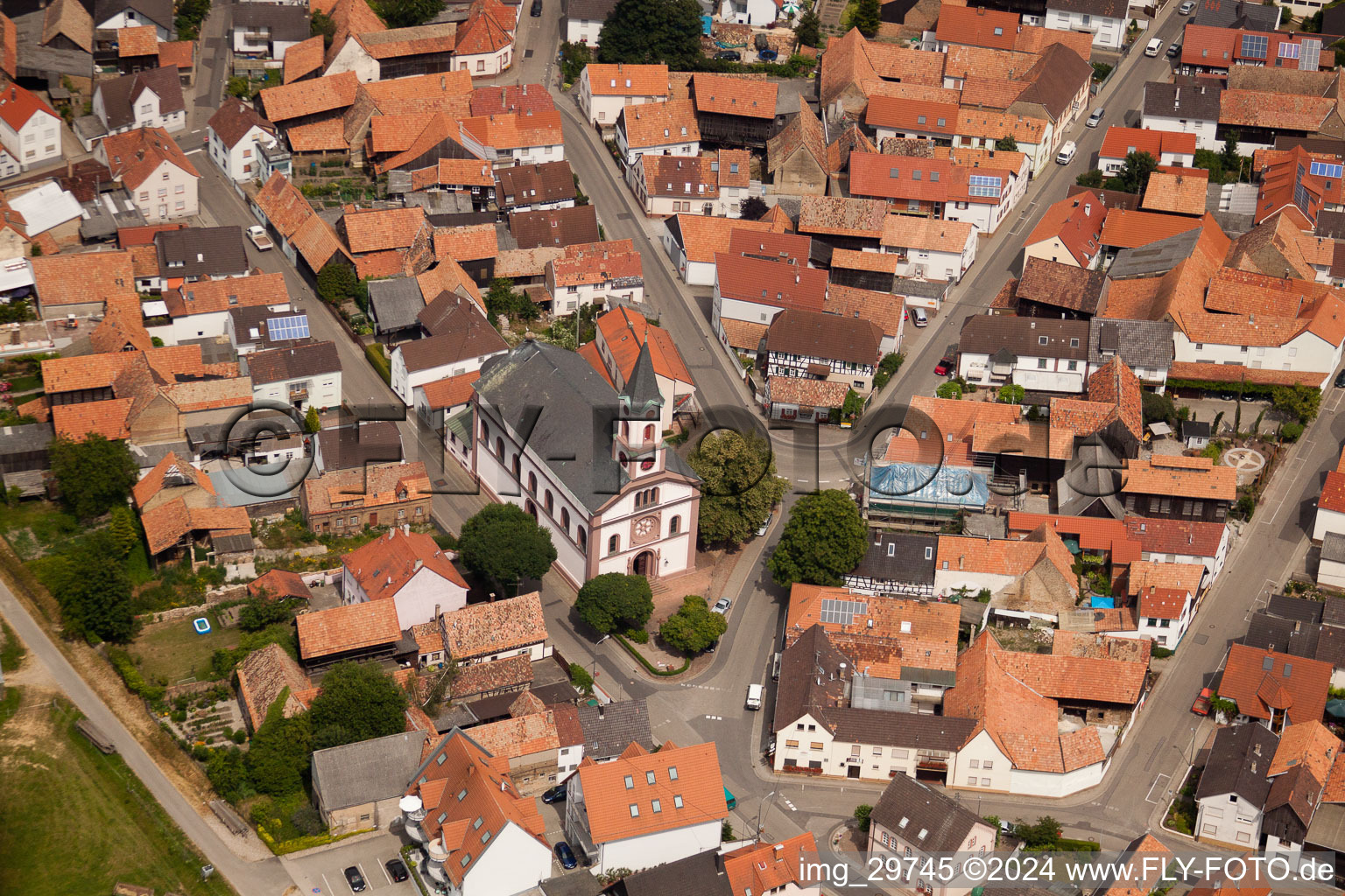 Vue aérienne de Église à Neupotz dans le département Rhénanie-Palatinat, Allemagne