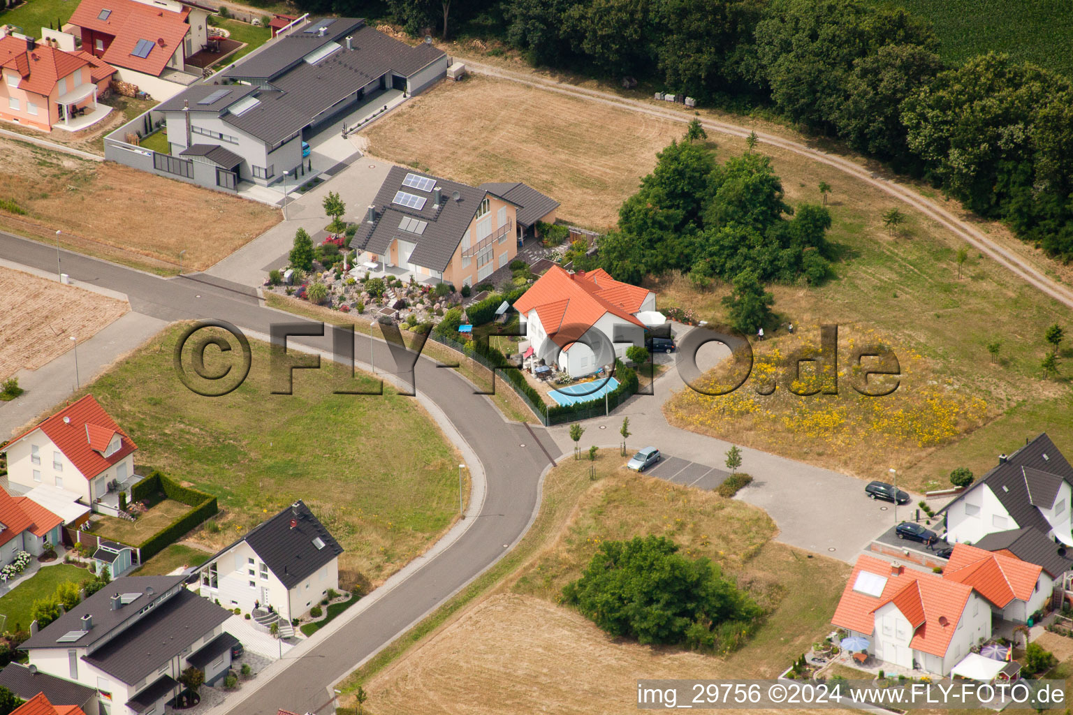 Dans l'ancien champ à Neupotz dans le département Rhénanie-Palatinat, Allemagne d'en haut