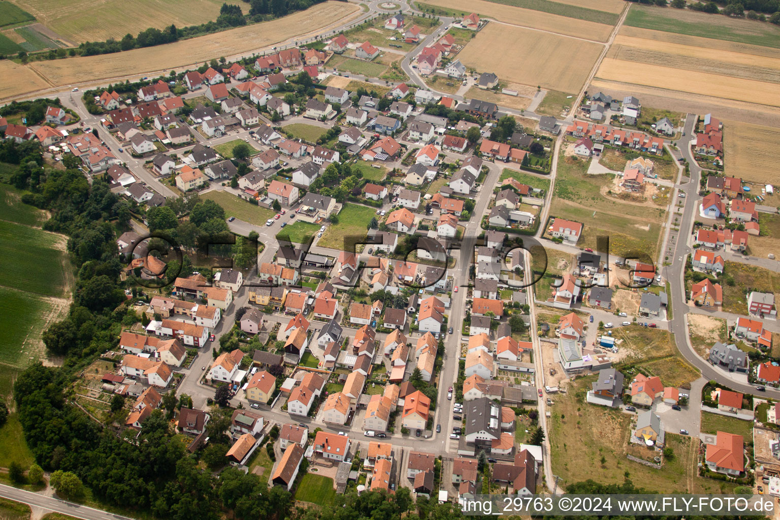 Dans l'ancien champ à Neupotz dans le département Rhénanie-Palatinat, Allemagne hors des airs