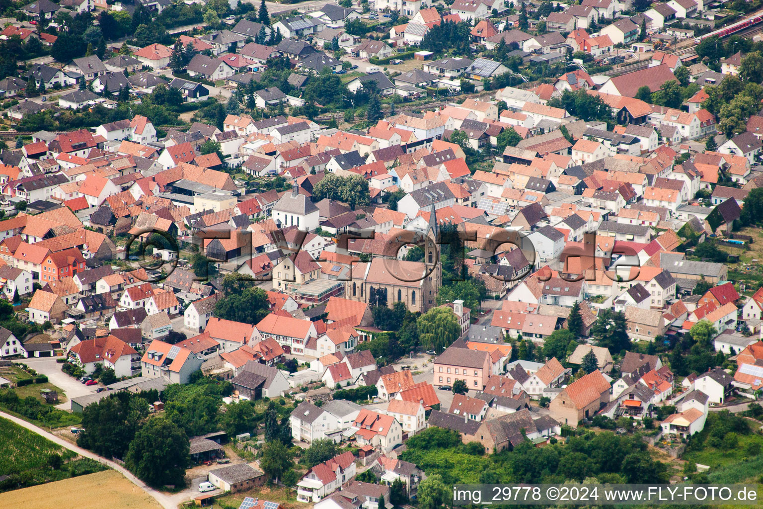 Vue aérienne de Vue des rues et des maisons des quartiers résidentiels à le quartier Sondernheim in Germersheim dans le département Rhénanie-Palatinat, Allemagne