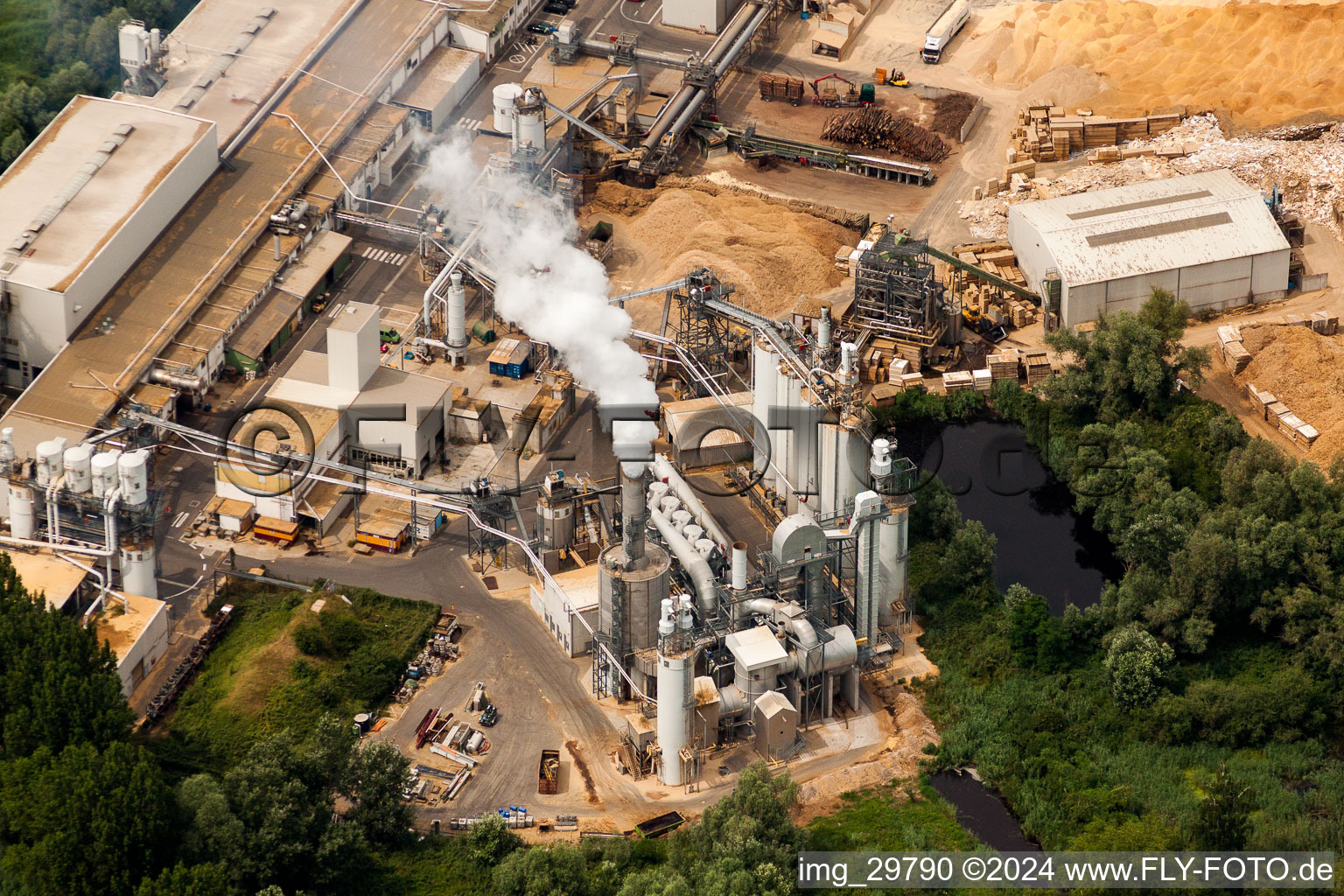 Vue aérienne de Locaux de l'usine Nolte Holzwerkstoff GmbH & Co. KG à Germersheim dans le département Rhénanie-Palatinat, Allemagne