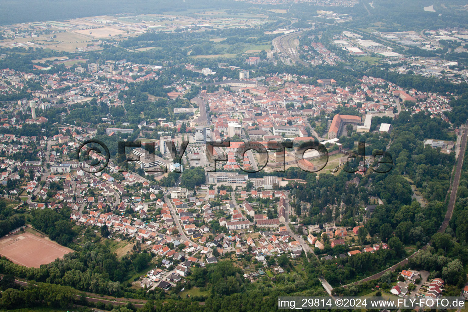 Germersheim dans le département Rhénanie-Palatinat, Allemagne depuis l'avion