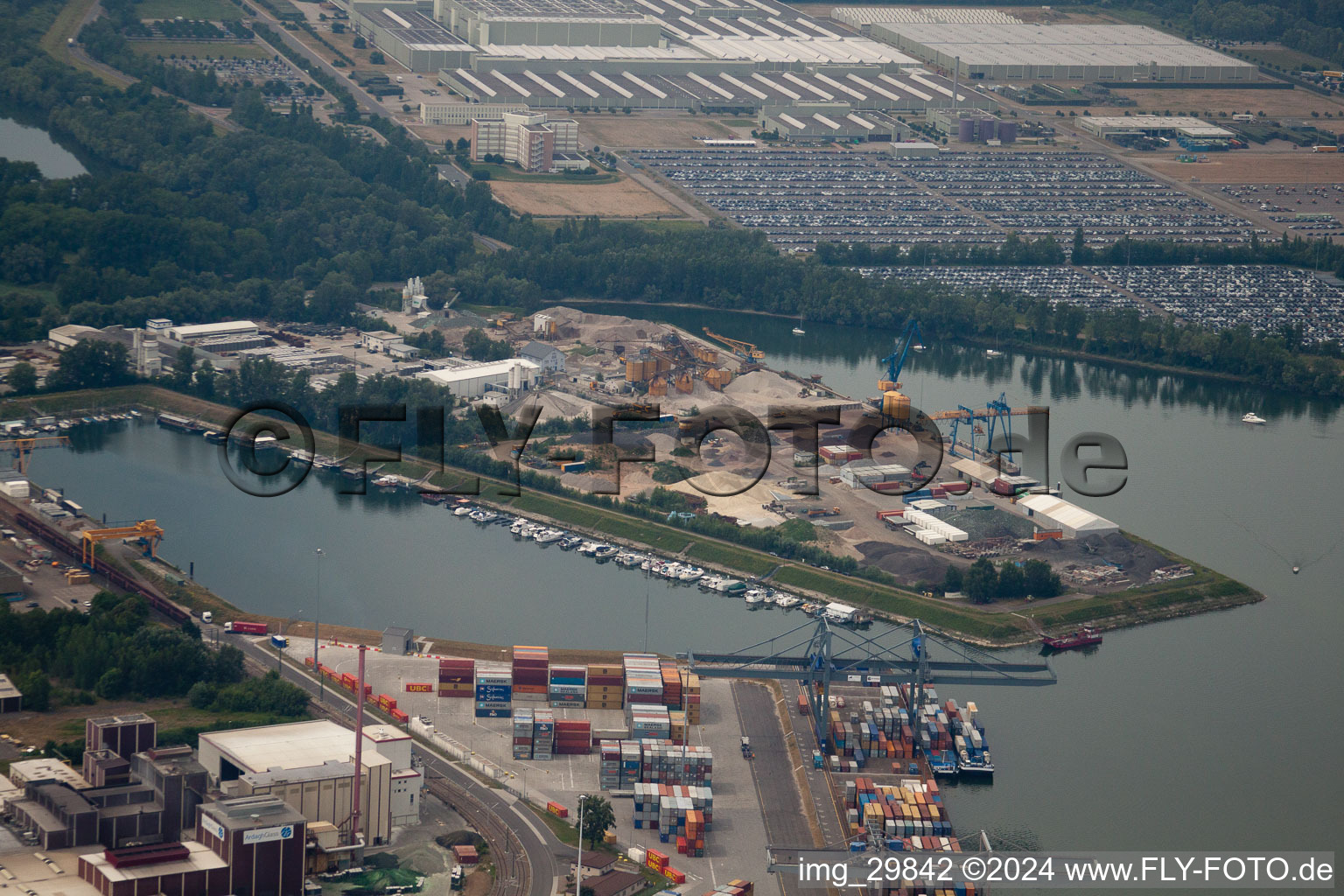 Vue aérienne de Daimler GLC sur l'île Verte à Germersheim dans le département Rhénanie-Palatinat, Allemagne