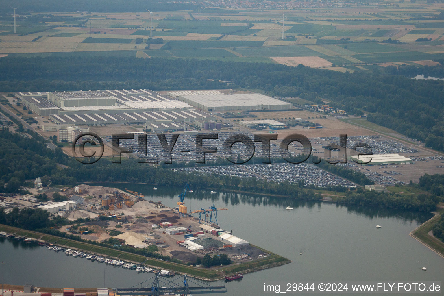 Vue aérienne de Daimler GLC sur l'île Verte à Germersheim dans le département Rhénanie-Palatinat, Allemagne