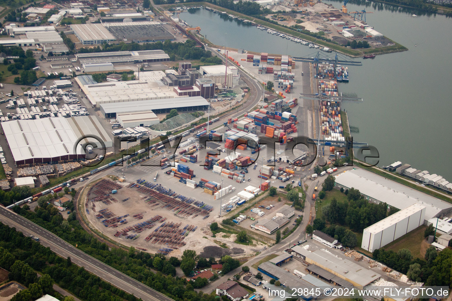 Port à Germersheim dans le département Rhénanie-Palatinat, Allemagne hors des airs