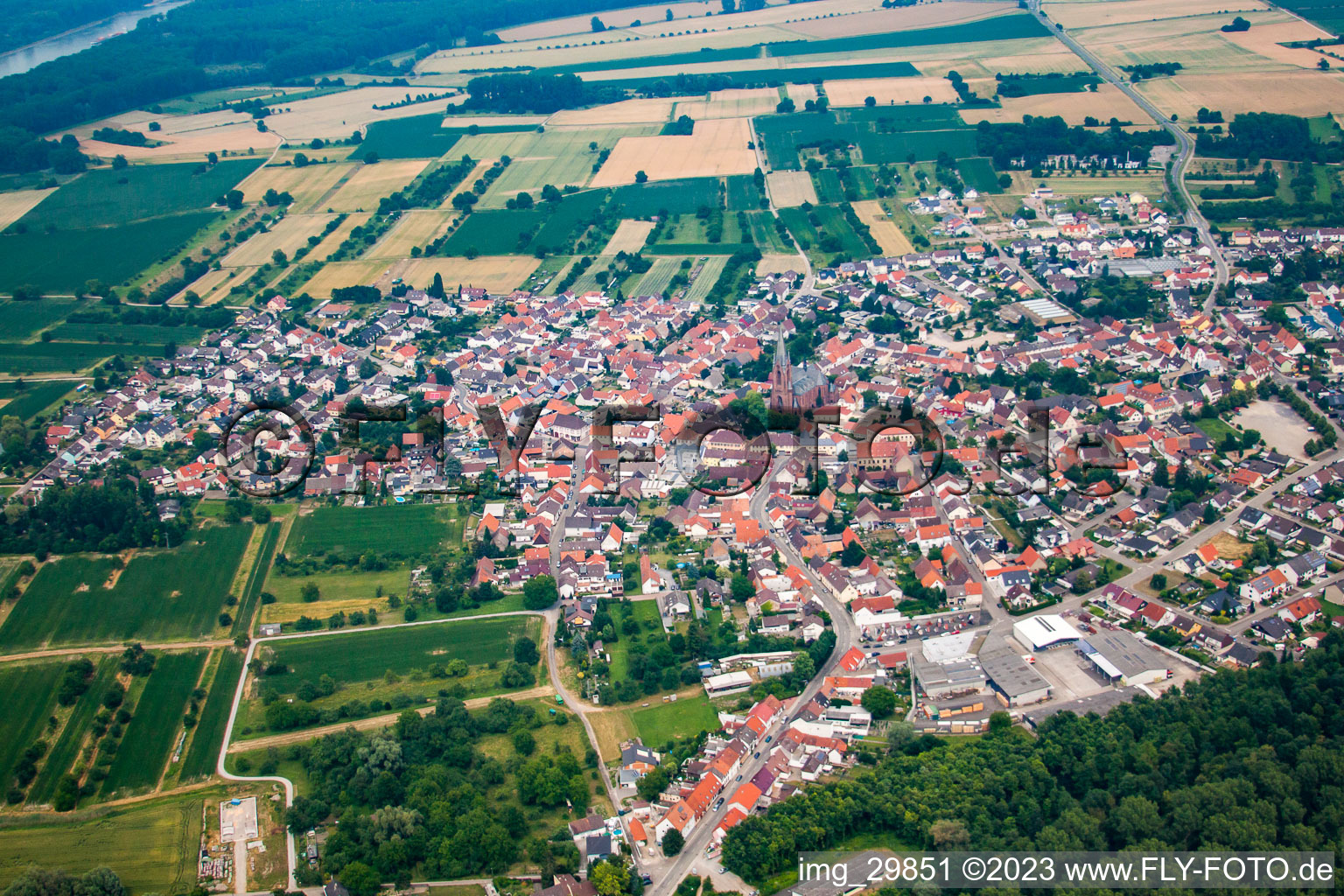 Vue aérienne de Du sud à le quartier Rheinsheim in Philippsburg dans le département Bade-Wurtemberg, Allemagne