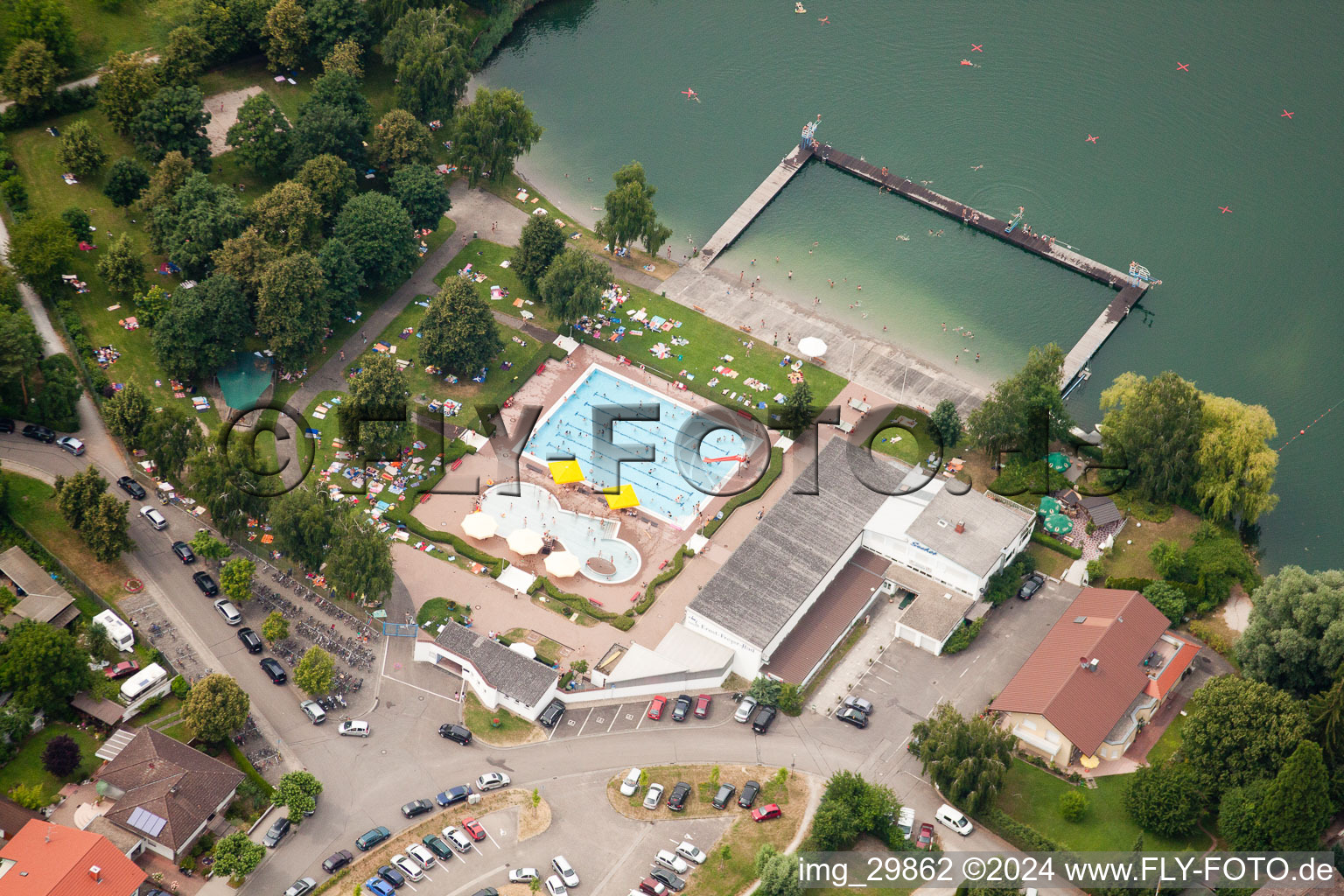 Vue aérienne de Piscine de la piscine extérieure Ernst-Freyer-Bad à Philippsburg dans le département Bade-Wurtemberg, Allemagne