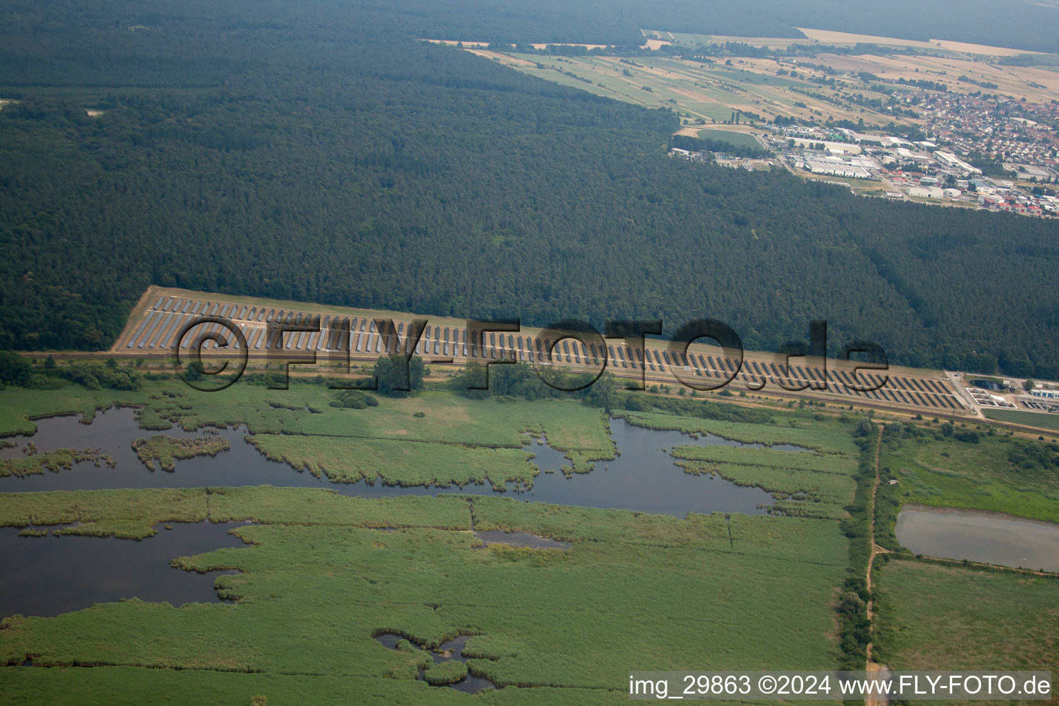 Vue aérienne de Ferme photovoltaïque à Waghäusel dans le département Bade-Wurtemberg, Allemagne