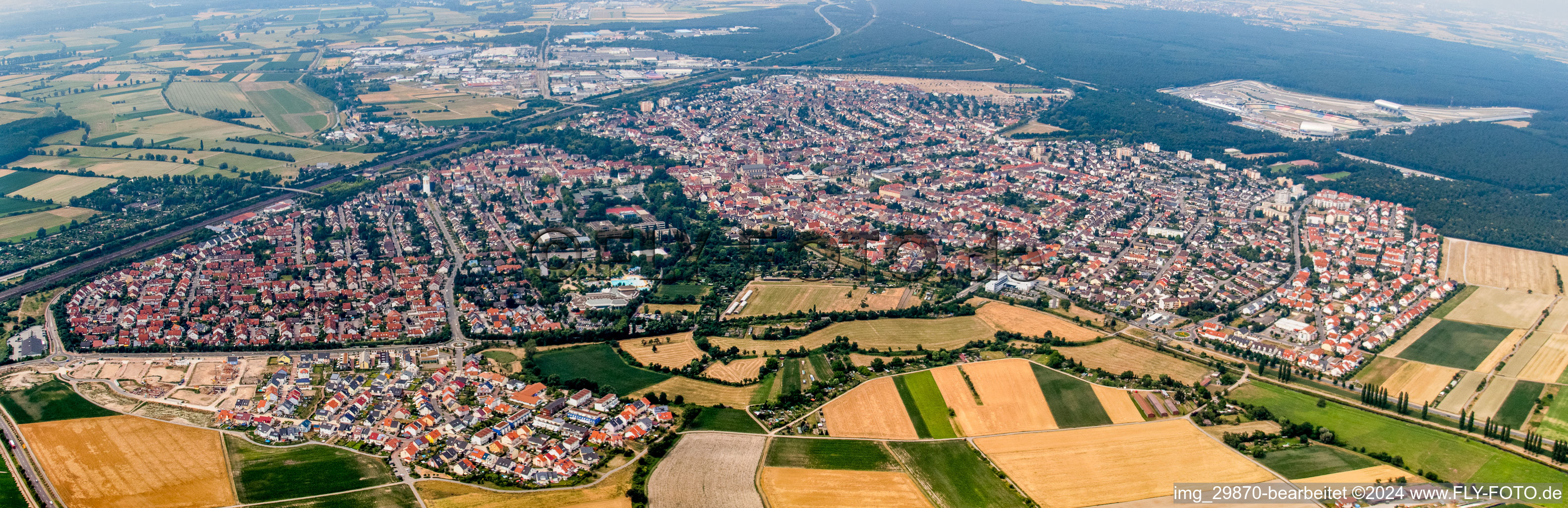 Vue aérienne de Vue panoramique en perspective des rues et des maisons des quartiers résidentiels à Hockenheim dans le département Bade-Wurtemberg, Allemagne