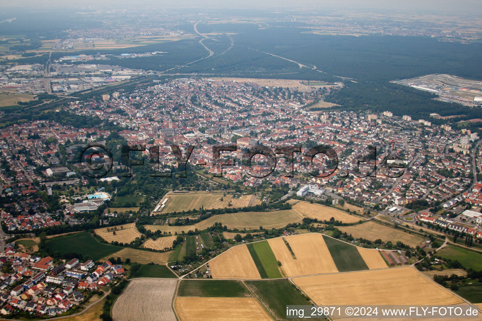 Hockenheim dans le département Bade-Wurtemberg, Allemagne depuis l'avion