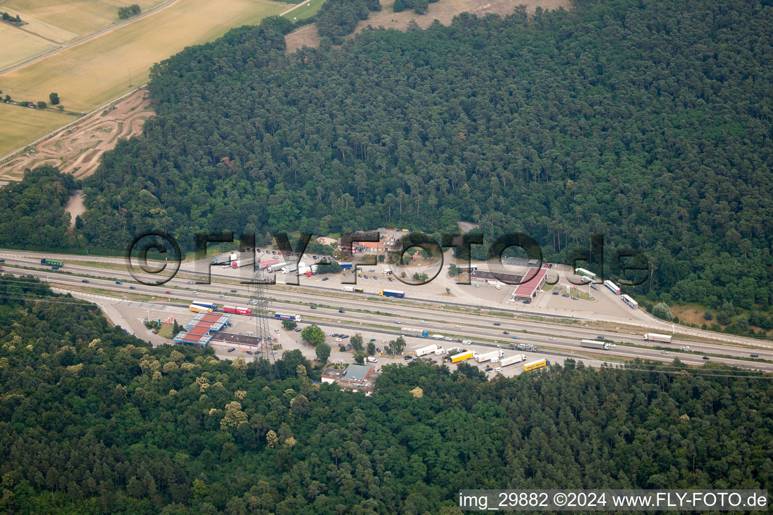 Vue aérienne de Aire d'autoroute sur la voie de circulation et les directions du BAB 5 Heidelberg Süd dans le quartier de Sankt Ilgen à Sandhausen dans le département Bade-Wurtemberg, Allemagne