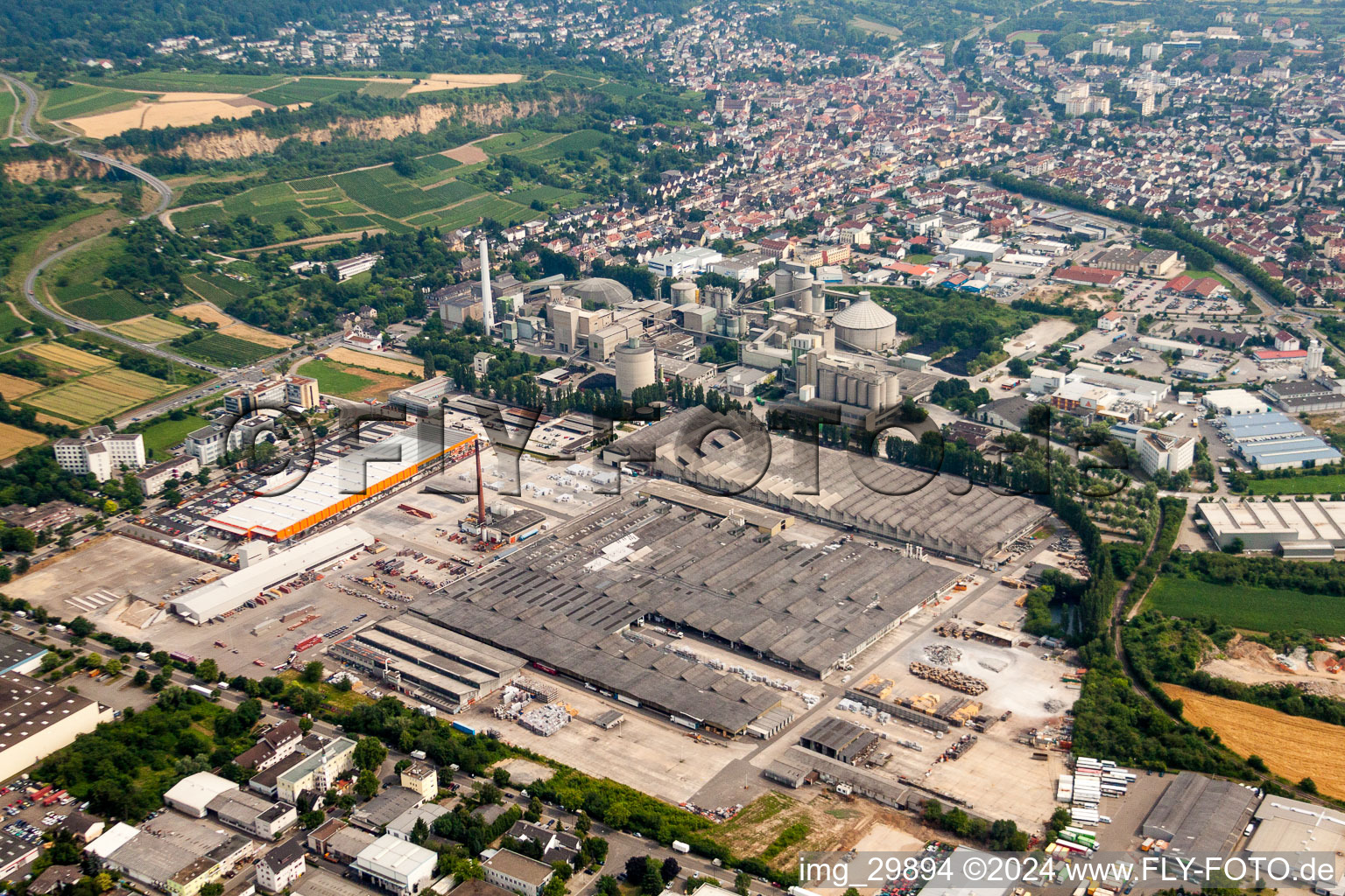 Vue aérienne de Installations techniques dans la zone industrielle Eternit Werk dans le quartier Leimen d'Heidelberg à Leimen dans le département Bade-Wurtemberg, Allemagne