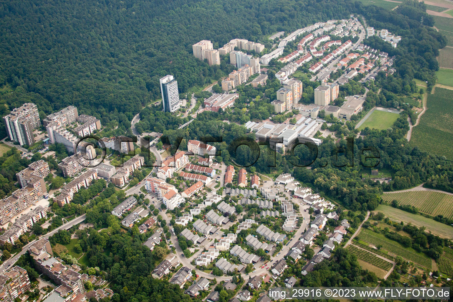 HD-Emmertsgrund à le quartier Emmertsgrund in Heidelberg dans le département Bade-Wurtemberg, Allemagne du point de vue du drone